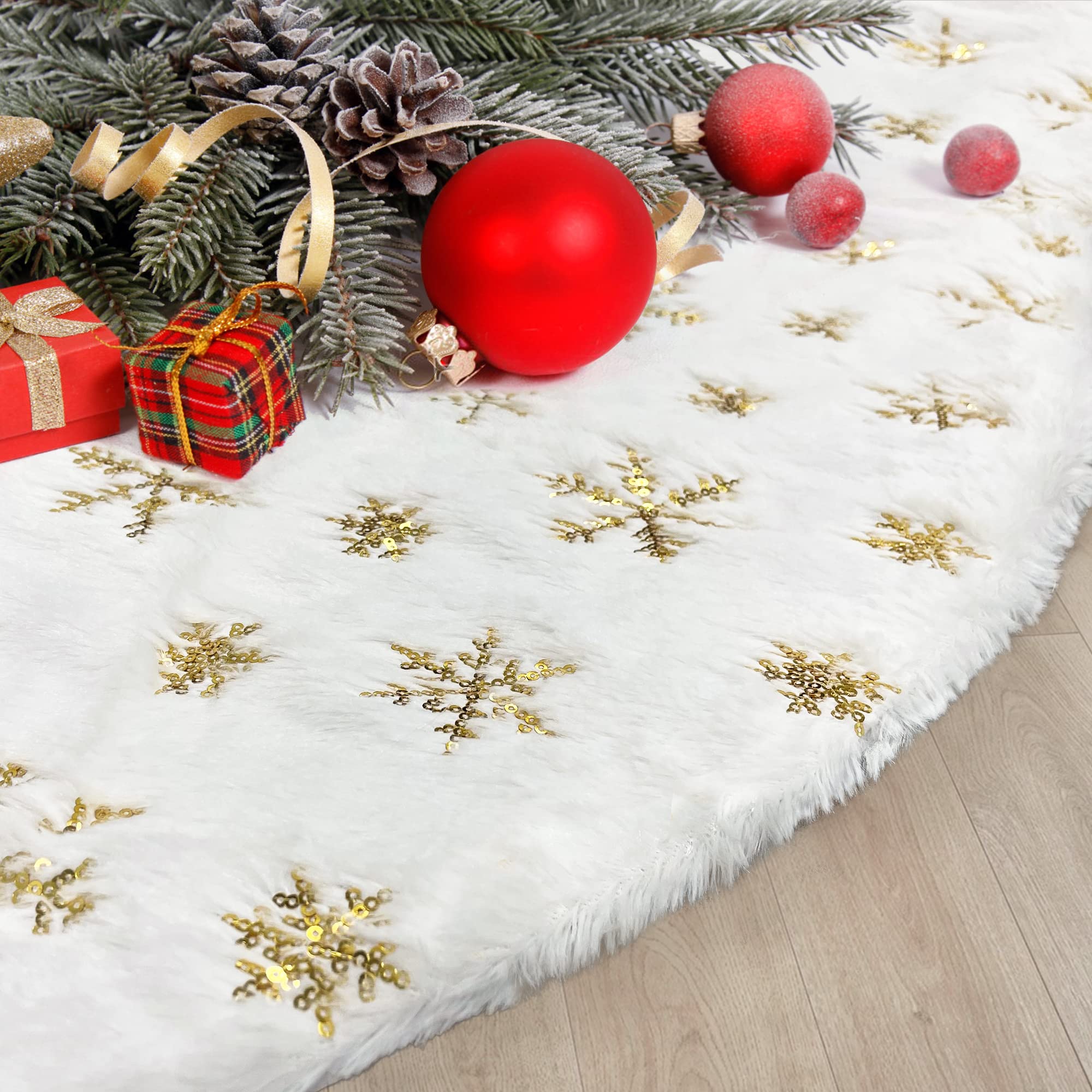 Voyoly 72 Inch Gold Snowflake White Christmas Tree Skirt - Sequin Tree Collar with Faux Fur Plush Rug for Xmas Decorations | Indoor Holiday Decor for Living Room, Bedroom & Party