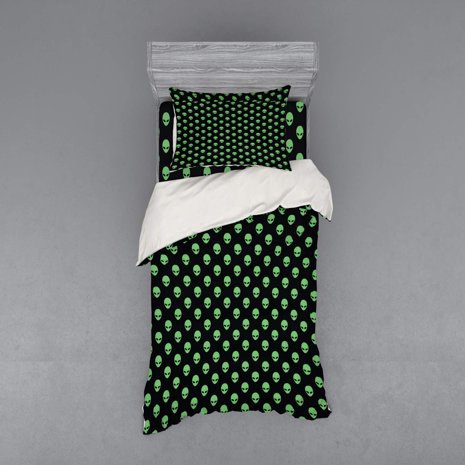 Ambesonne Alien Duvet Cover Set - 3 Piece Twin XL Bedding with Sham & Fitted Sheet, Fern Green & Black - Sci-Fi Themed Bedroom Decor for Teens & Adults - Perfect for Space Enthusiasts & UFO Lovers