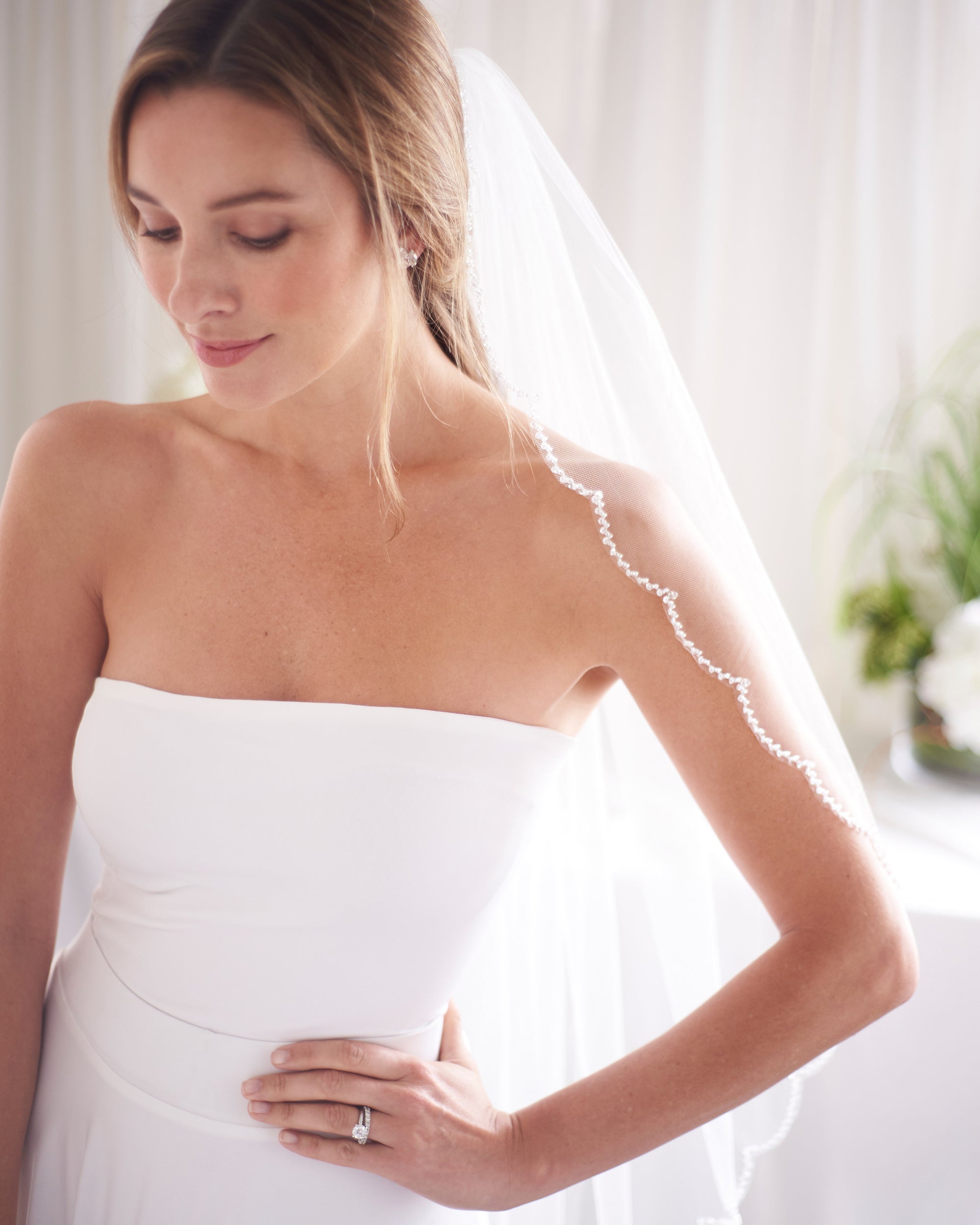 Kelly Scalloped Edge Veil - Elegant Lace Wedding Veil for Brides | Perfect for Church Ceremonies, Outdoor Weddings & Photoshoots