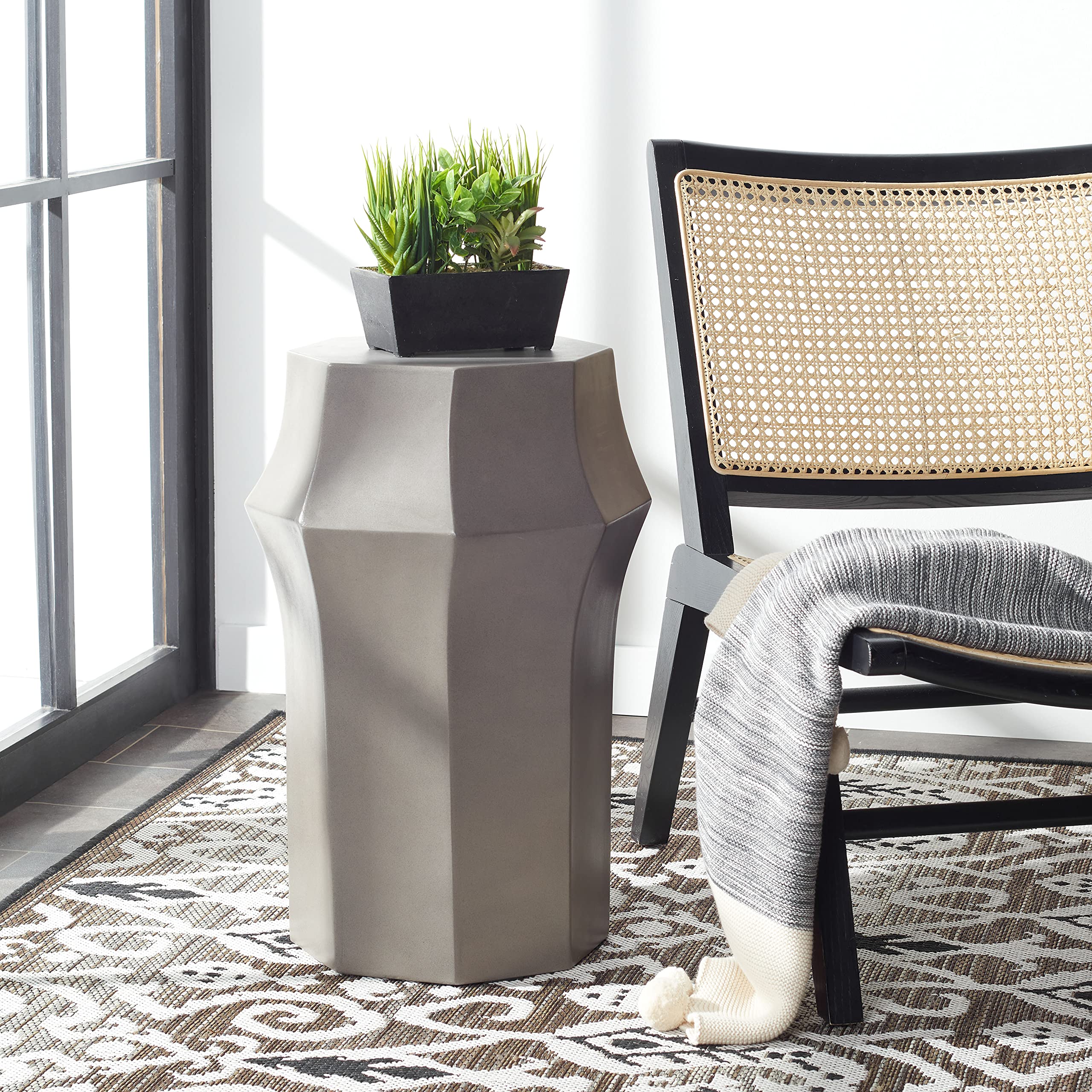 SAFAVIEH Klaudia Modern Dark Grey Concrete Accent Table - Outdoor Side Table with Weather-Resistant Finish, Fully Assembled - Perfect for Patio, Garden & Poolside Decor (VNN1039A)