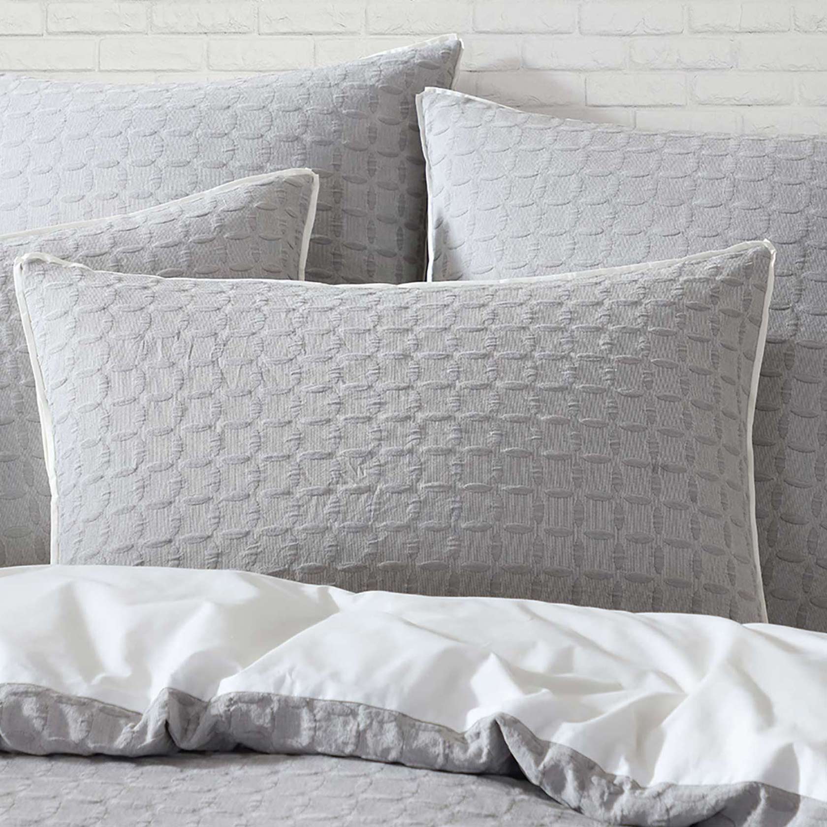 Luxury Flo Fog Quilt Cover Set - Premium Bedding by Logan & Mason Platinum - Soft & Breathable for All-Season Comfort - Perfect for Master Bedroom, Guest Room & Hotel Decor