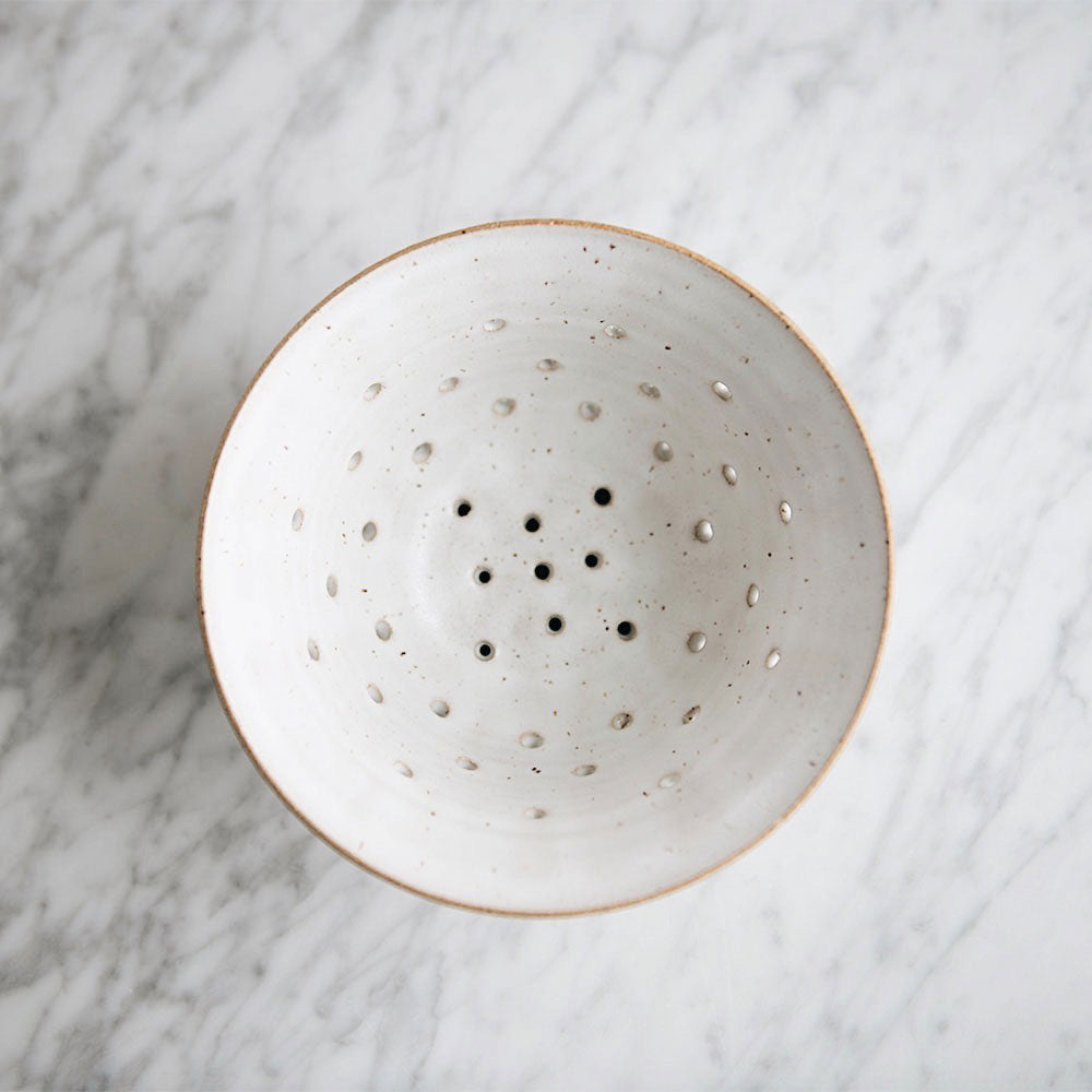 Ceramic Speckled Berry Bowl - Elegant Fruit Serving Dish for Breakfast, Dessert & Table Decor - Perfect for Berries, Snacks & Entertaining