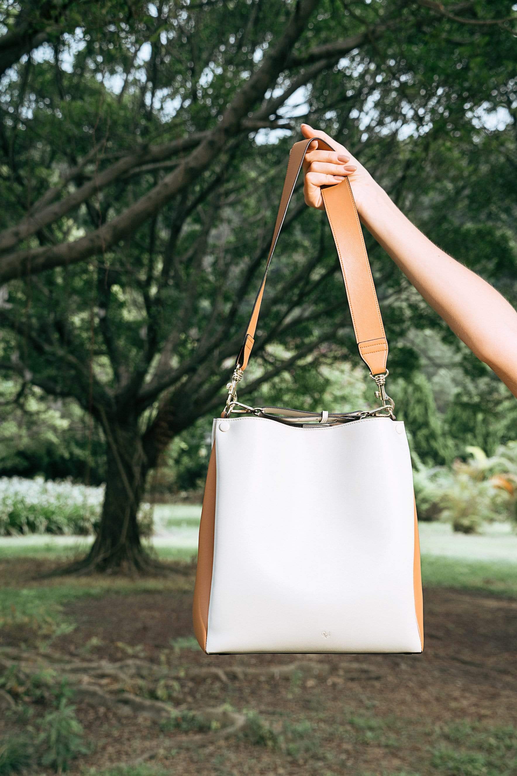 Stylish Two-Tone Tote Bag in Oat & Caramel - Fashionable Canvas Shoulder Bag for Women - Perfect for Work, Shopping & Beach Outings