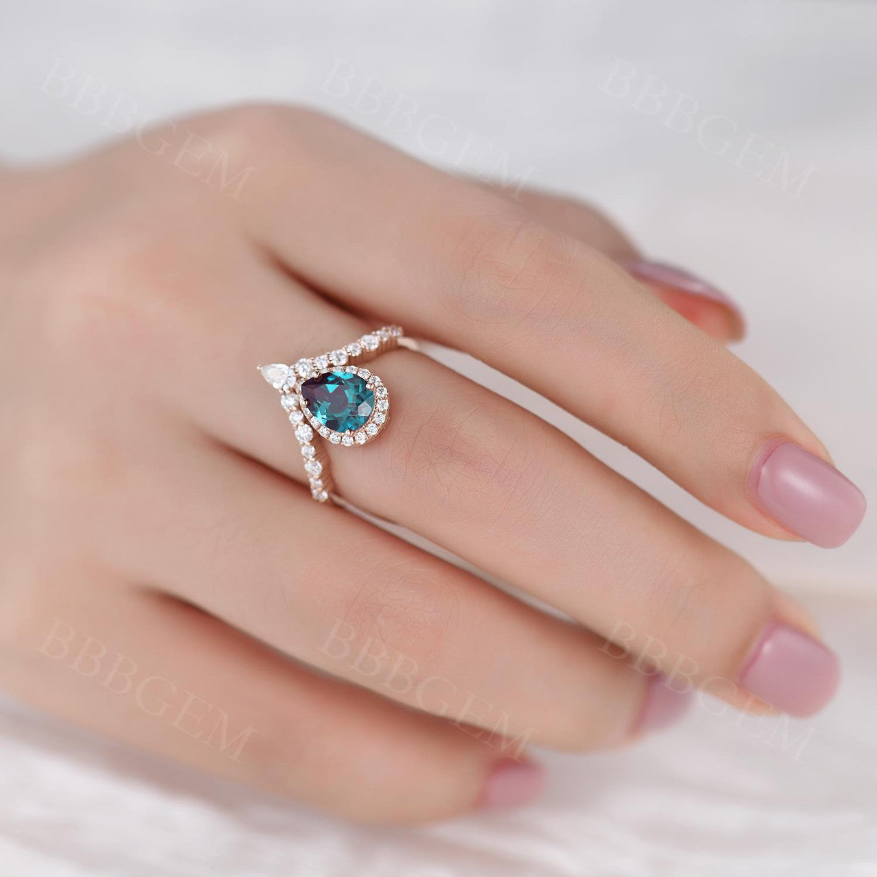 1.5 Carat Lab-Created Alexandrite Pear Shaped Engagement Ring for Women with Diamond Halo in Rose Gold - Perfect for Proposals, Anniversaries & Special Occasions