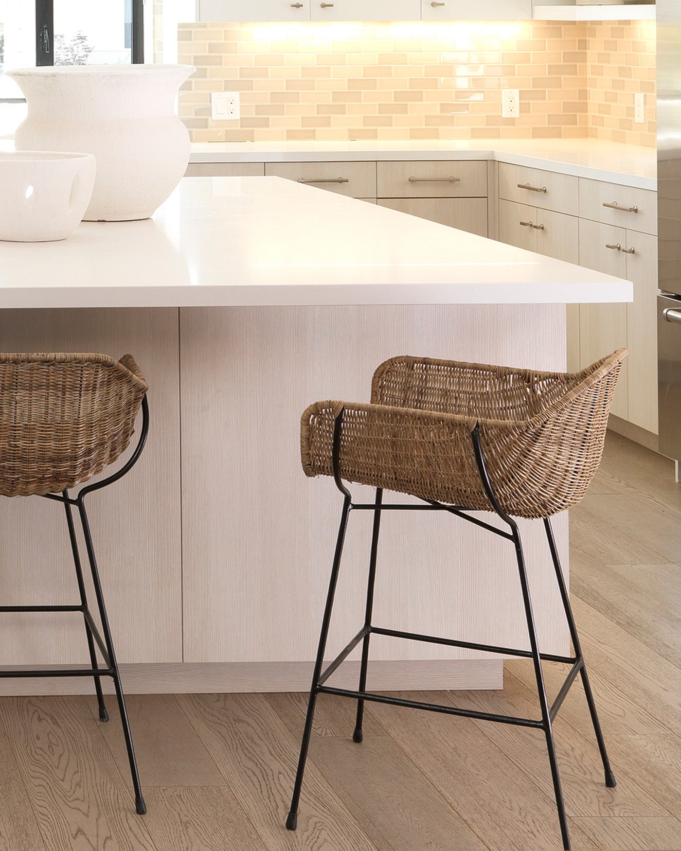 Nusa Stool - Modern Counter Height Stool for Kitchen, Bar & Dining Room - Adjustable & Comfortable Seating Solution