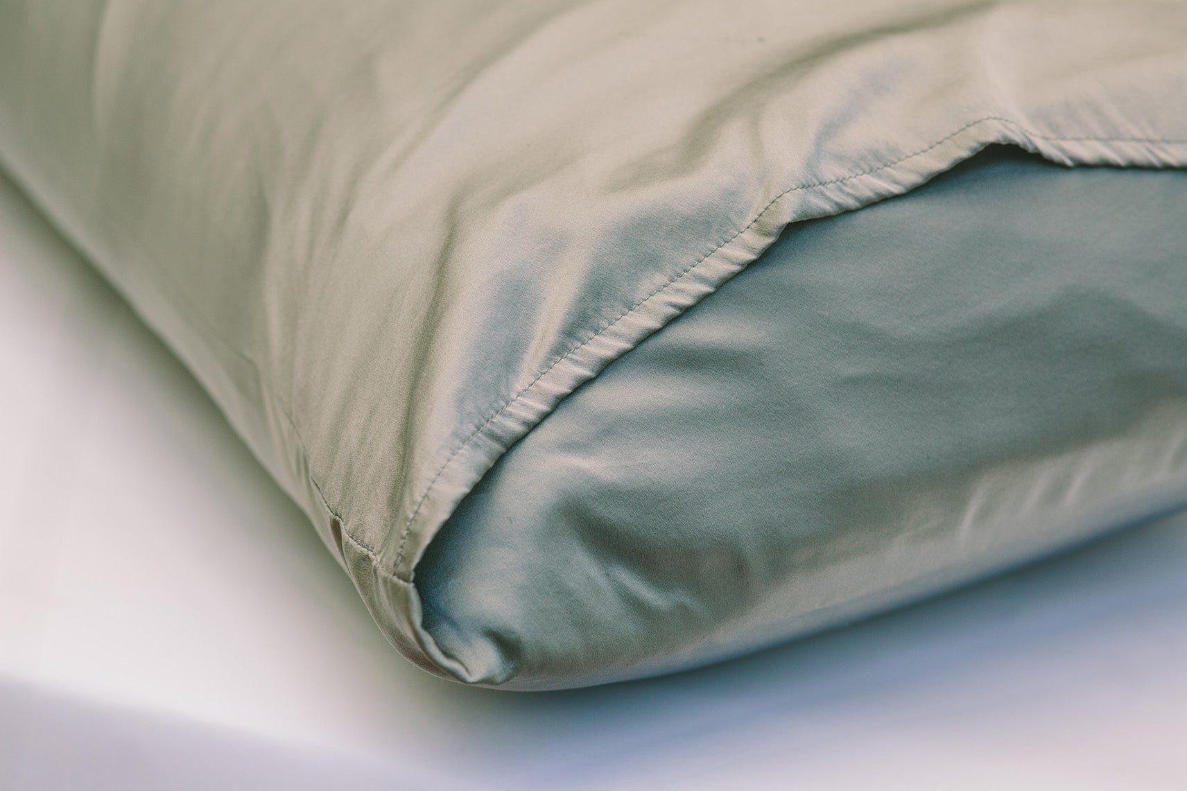 100% Pure Mulberry Silk Pillowcase for Hair & Skin - Hypoallergenic & Anti-Wrinkle Luxury Bedding for Women & Men - Perfect for Beauty Sleep, Travel & Home Spa