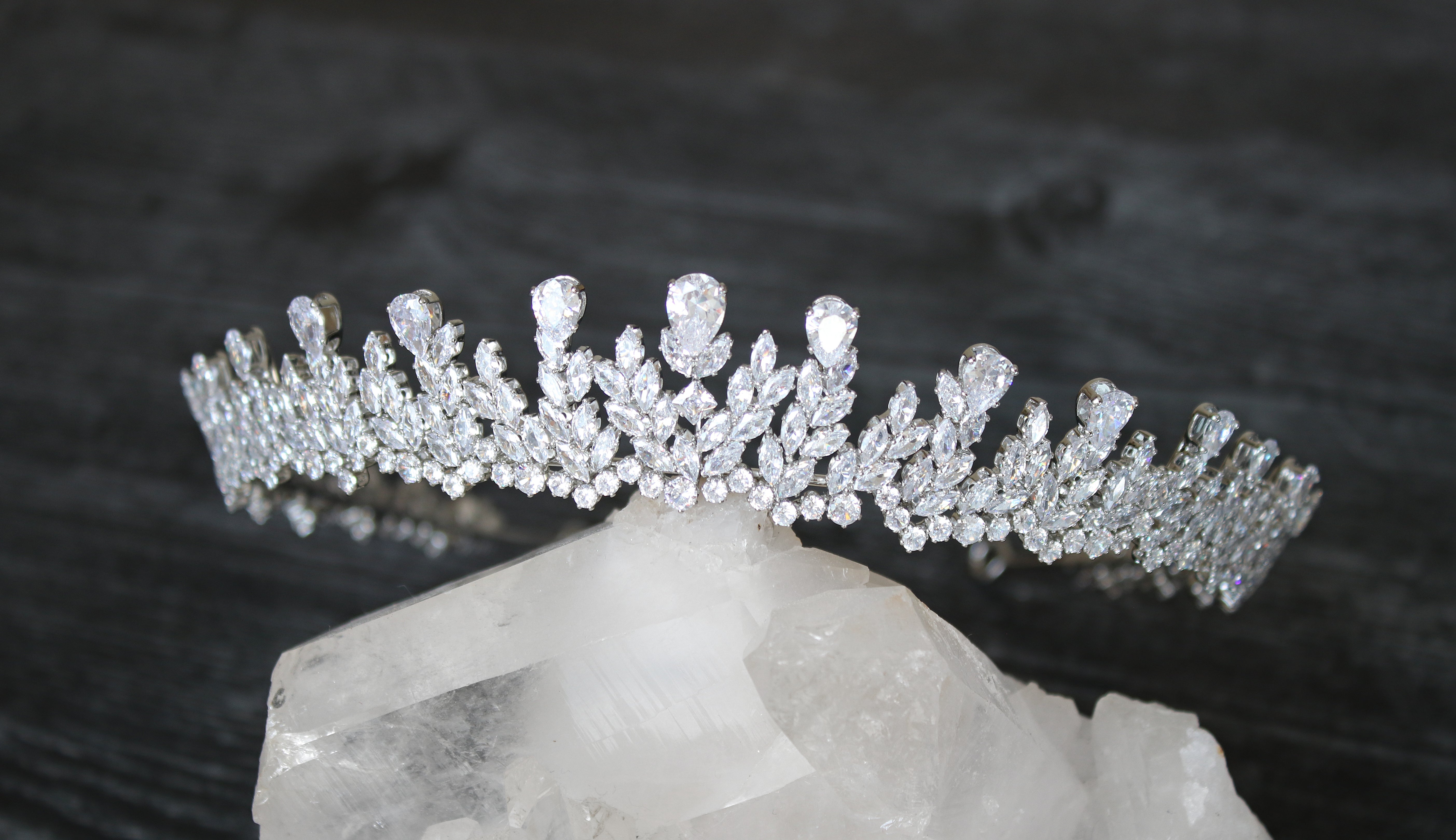 Royal Bridal Crown Tiara for Weddings - Elegant Crystal Wedding Headpiece for Bride, Bridesmaids, and Prom - Perfect for Bridal Shower, Ceremony, and Special Occasions