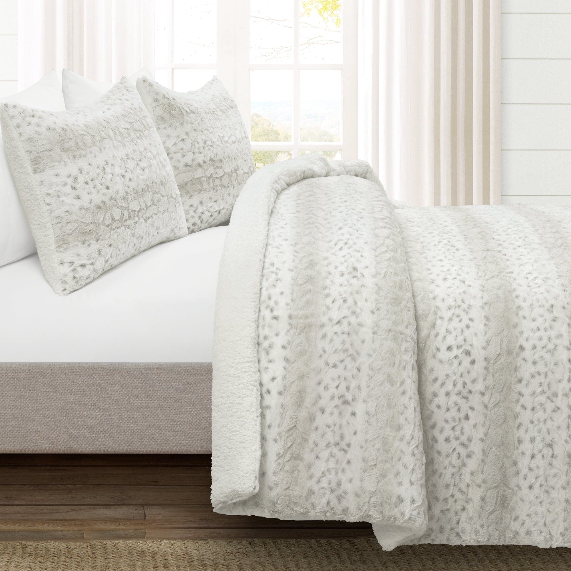 Leopard Print Faux Fur Comforter Set - 3 Piece King/Queen Size Bedding Set with Pillow Shams - Soft Luxury Animal Print Blanket for Bedroom Decor, Winter Warmth & Cozy Home Styling