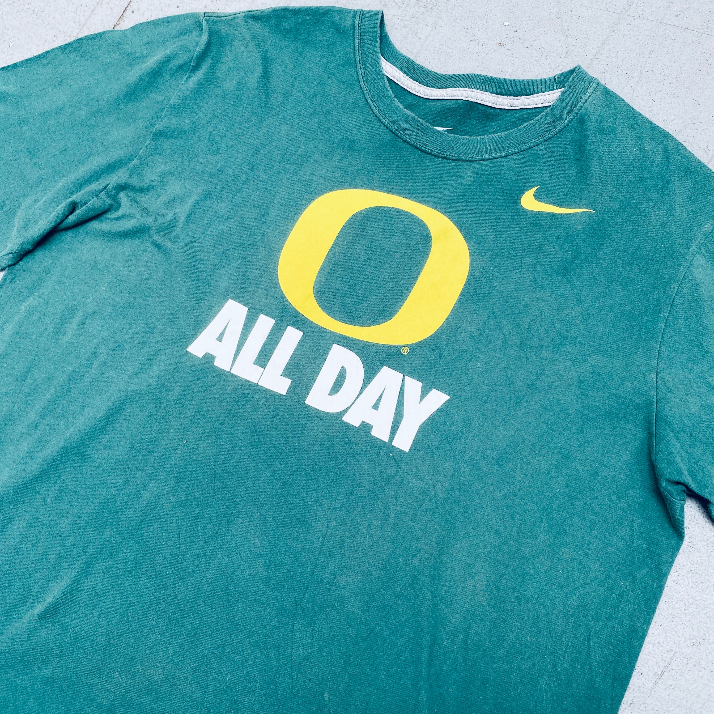 Oregon Ducks 2000s Vintage Nike Graphic Spellout T-Shirt XL - Retro College Football Fan Apparel for Game Day & Casual Wear