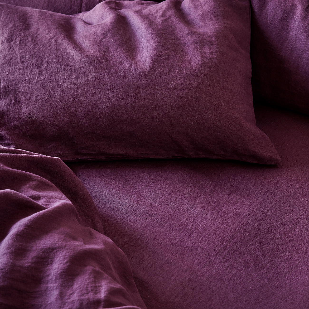 Premium Berry Linen Blend Fitted Sheet - Soft & Breathable Bed Sheet Set with Deep Pockets - Perfect for Queen Size Beds, Guest Rooms & Cozy Bedrooms
