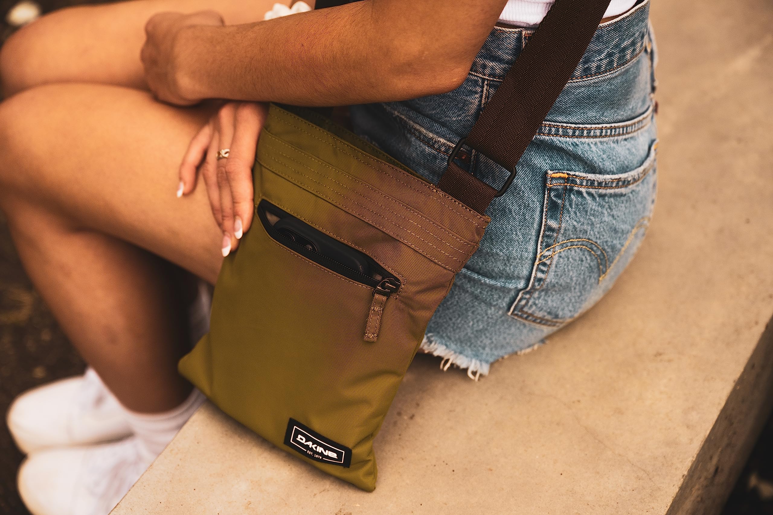 Dakine Women's Shoulder Handbags - Stylish & Durable Crossbody Bags for Work, Travel & Everyday Use