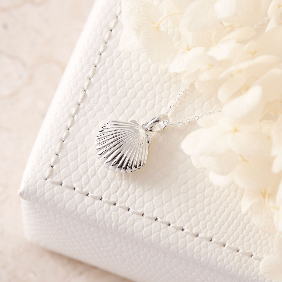 Beautiful Seashell Locket Necklace - Elegant Ocean-Themed Jewelry Gift for Women - Perfect for Beach Weddings, Vacation Accessories & Summer Fashion
