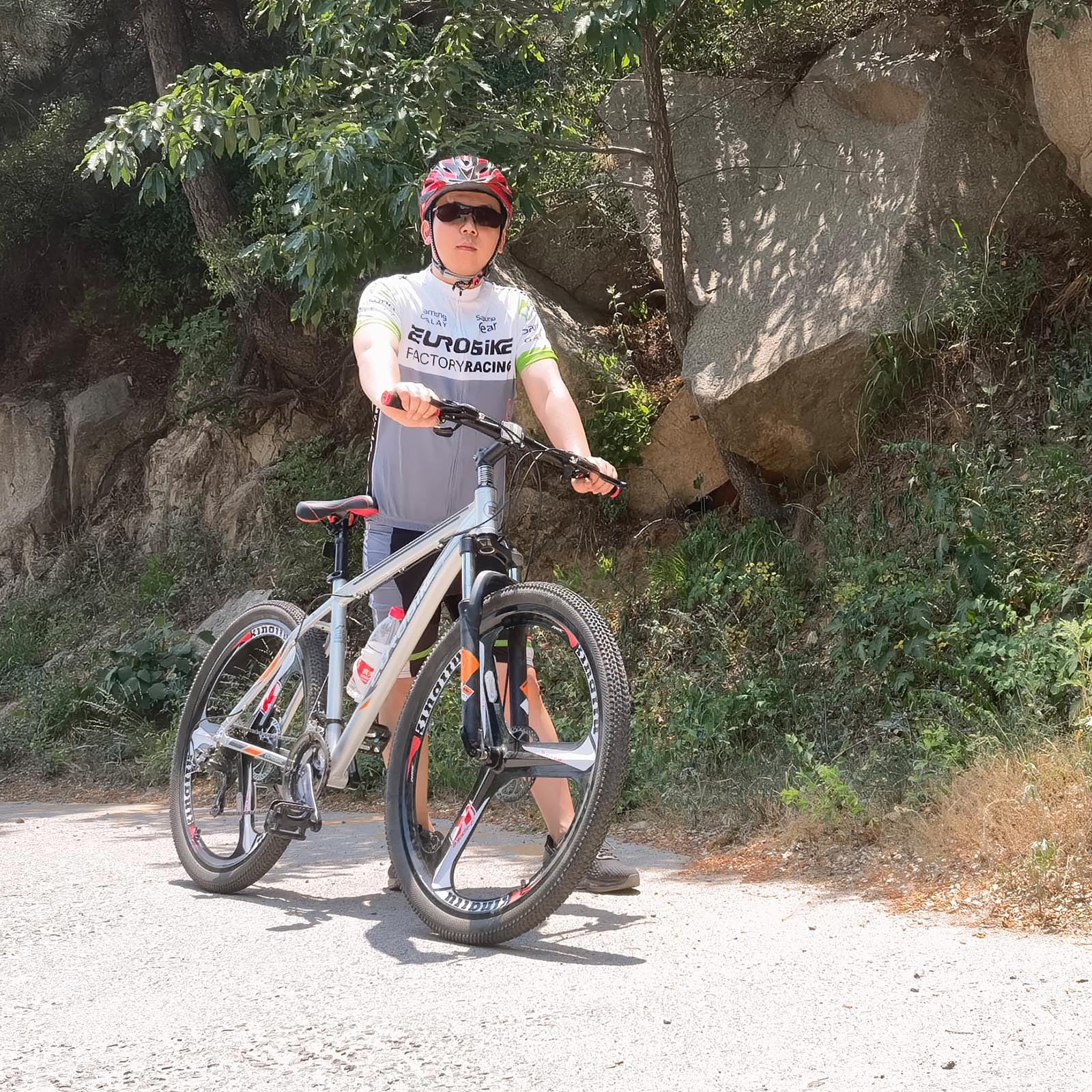 EUROBIKE 29 Inch 21-Speed Mountain Bike for Men & Women Adults - Disc Brakes, Durable Frame - Perfect for Trail Riding, Commuting & Outdoor Adventures