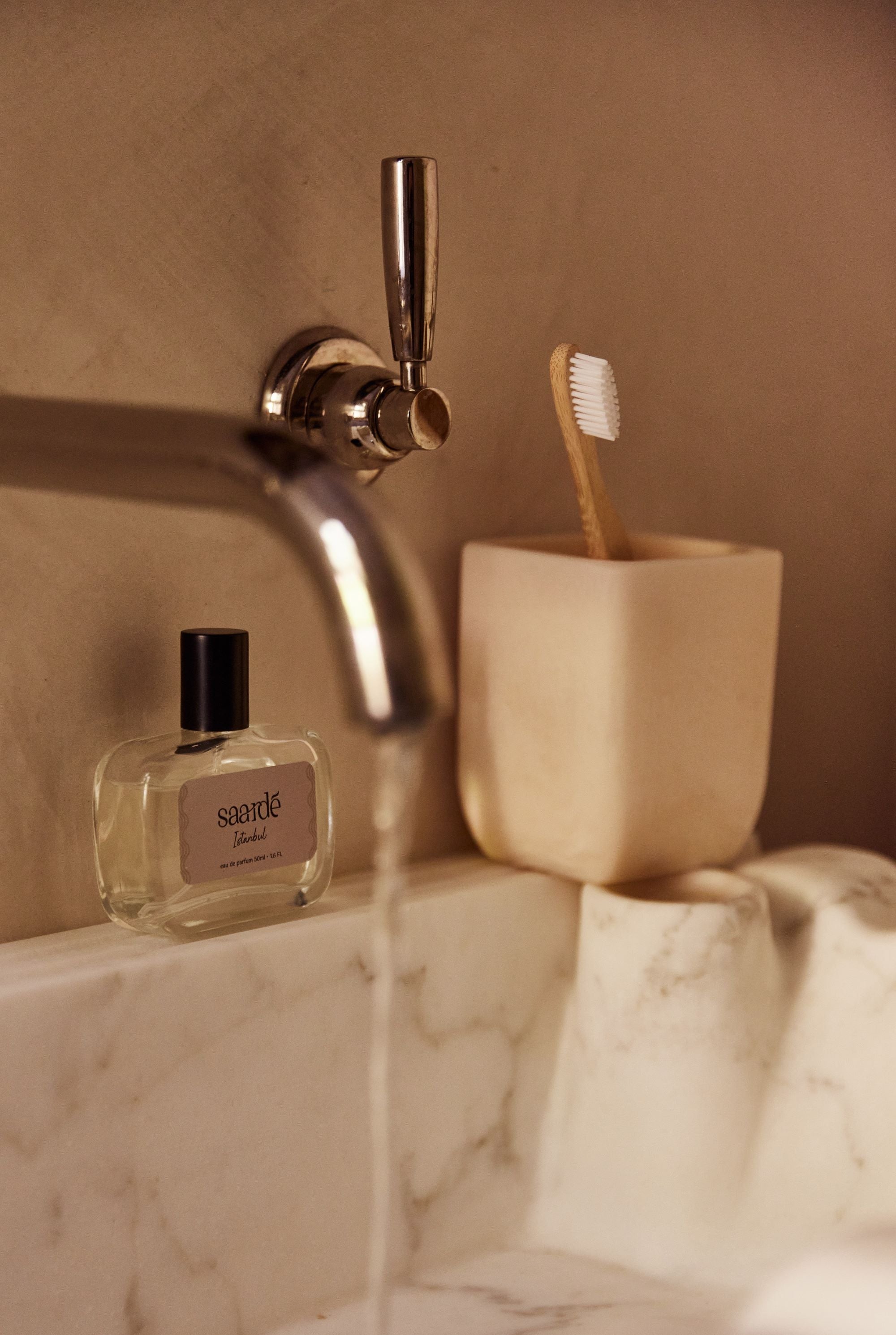 Flow Resin Toothbrush Holder - Marshmallow Design for Bathroom Countertop Organization | Stylish & Durable Toothbrush Stand for Home, Office, or Travel Use