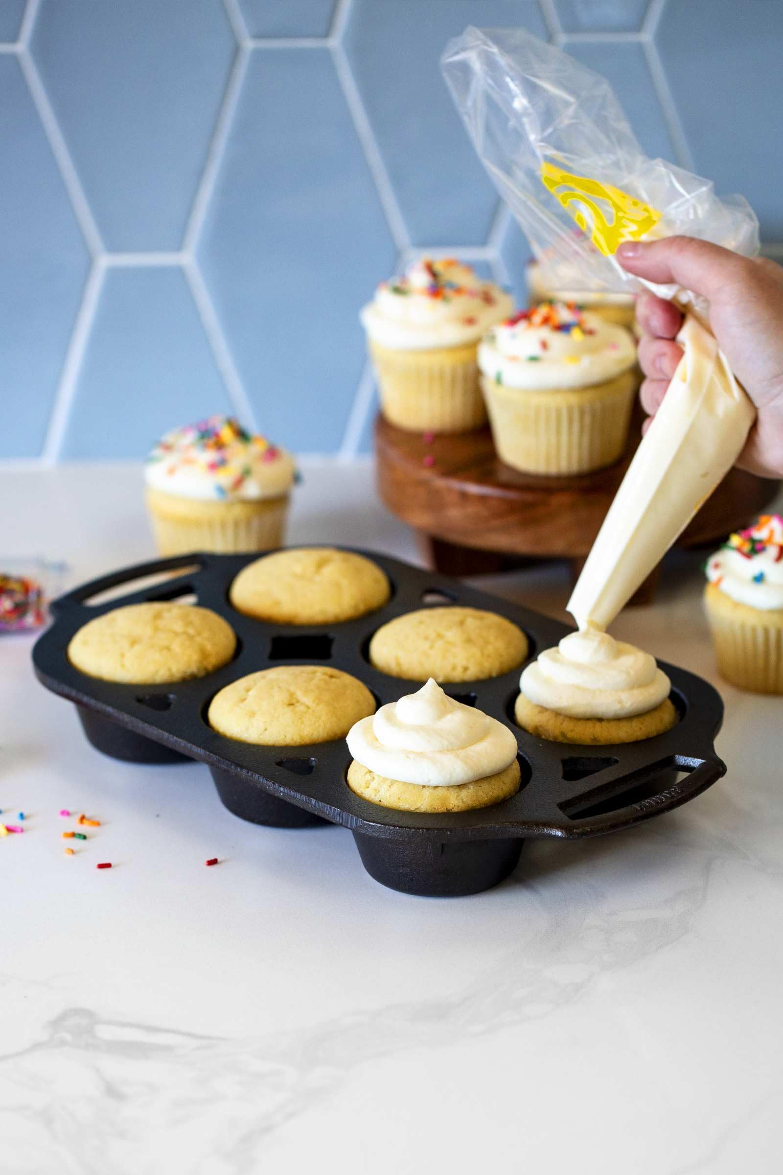 Lodge Pre-Seasoned Cast Iron Muffin Pan - 6 Cup Non-Stick Baking Tin, 12.69 Inch Black Skillet for Cupcakes, Cornbread & Muffins - Perfect for Oven, Stovetop & Campfire Cooking