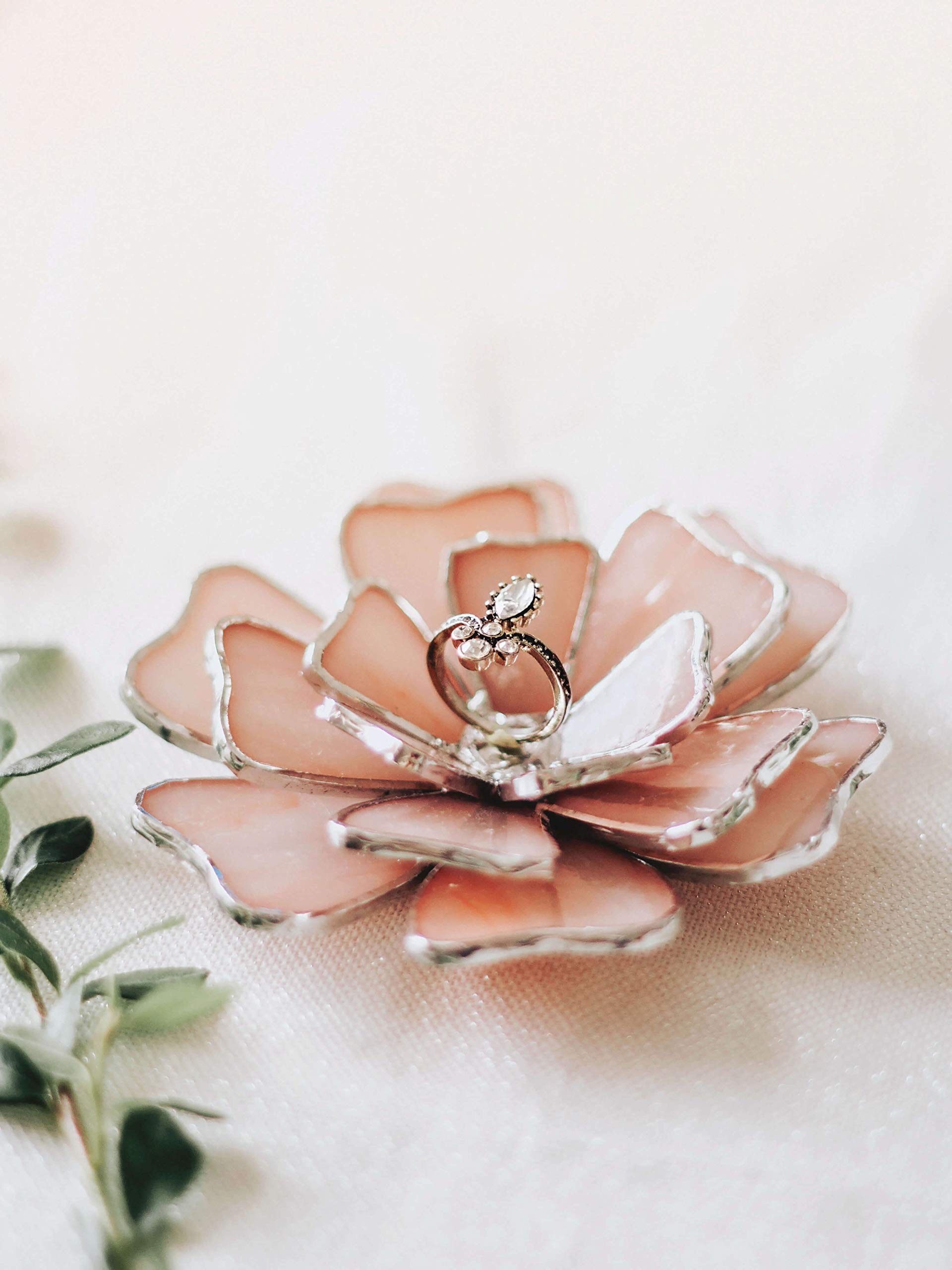 Opalescent Glass Flower Ring Holder - Elegant Wedding Ring Dish for Bride & Bridesmaids | Perfect Valentines Day Gift for Her, Engagement Ring Keeper & Flower Girl Gift in Dusty Rose | Ideal for Home Decor, Jewelry Storage & Special Occasions