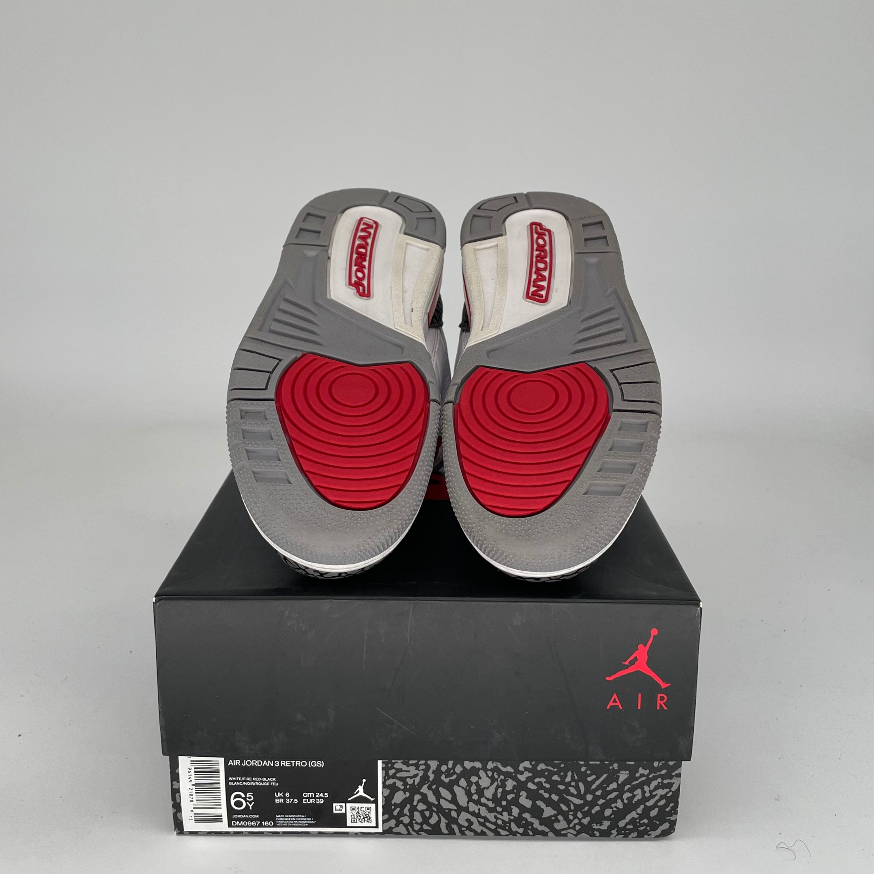 Original Title: AIR JORDAN 3 FIRE RED SIZE 6.5Y DM0967 160   Optimized Title: **Air Jordan 3 Retro 'Fire Red' Sneakers - Size 6.5Y (DM0967-160) - Men's Basketball Shoes for Casual Wear & Street Style**