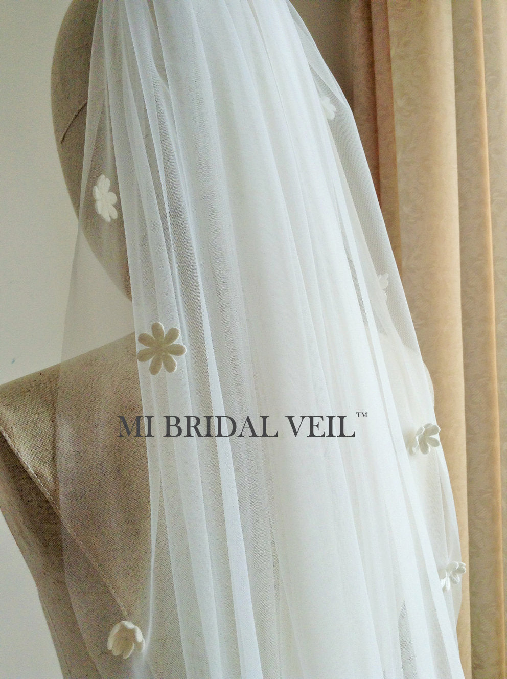 Elegant Daisy Petal Boho Wedding Veil with Floral Accents | Handmade Bridal Veil for Boho & Garden Weddings | Perfect for Outdoor & Beach Ceremonies