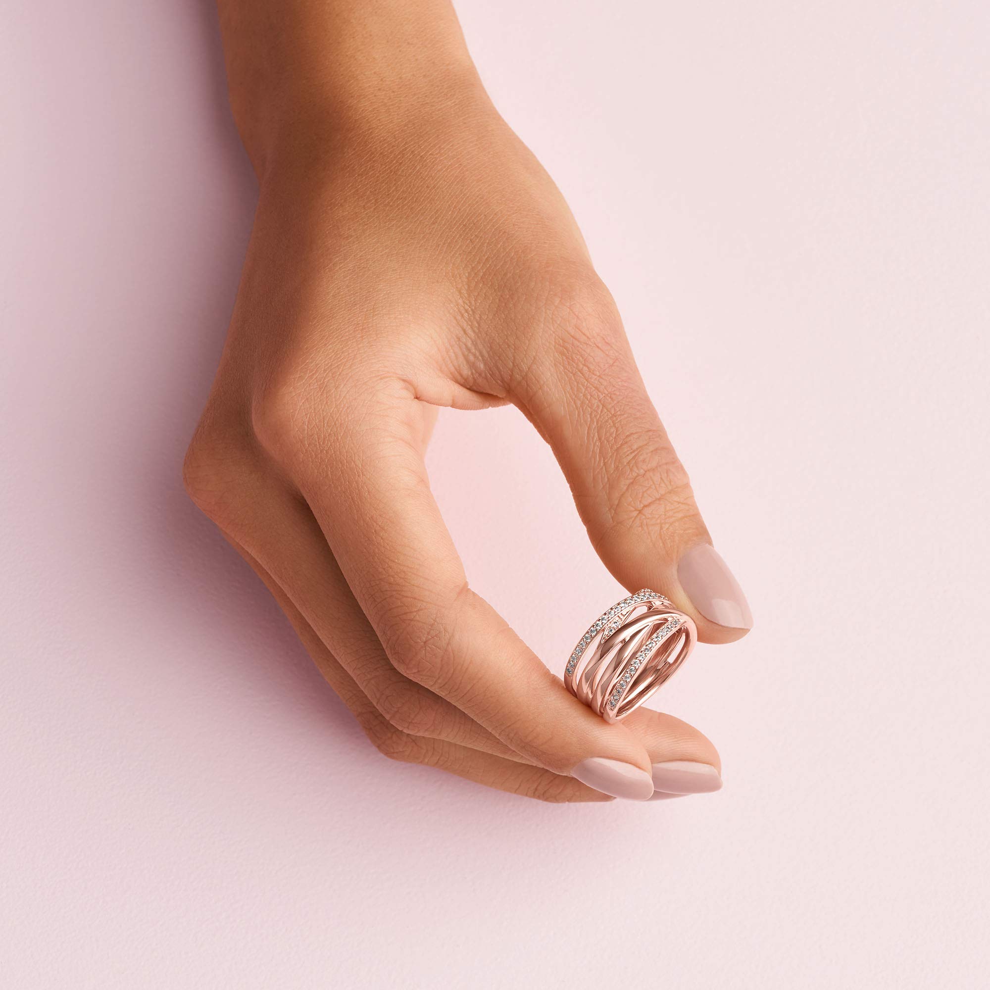 Pandora Sparkling & Polished Lines Entwined Rose Gold Ring for Women - 14k Rose Gold-Plated Cubic Zirconia Cocktail Ring - Size 8.5 - Elegant Gift for Her, Perfect for Weddings, Anniversaries & Special Occasions