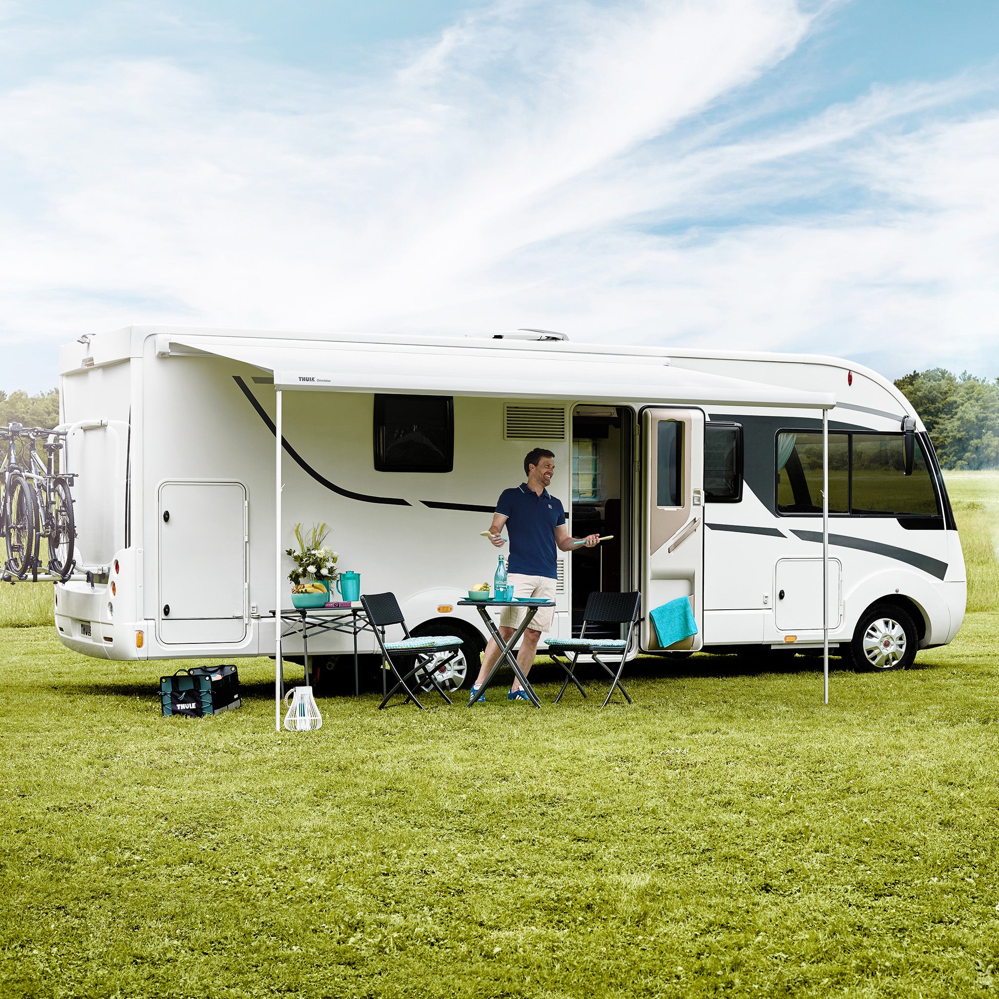 Thule 5200 Manual RV Awning - Durable Retractable Shade for Campers & Trailers - Perfect for Outdoor Camping, Picnics & Road Trips