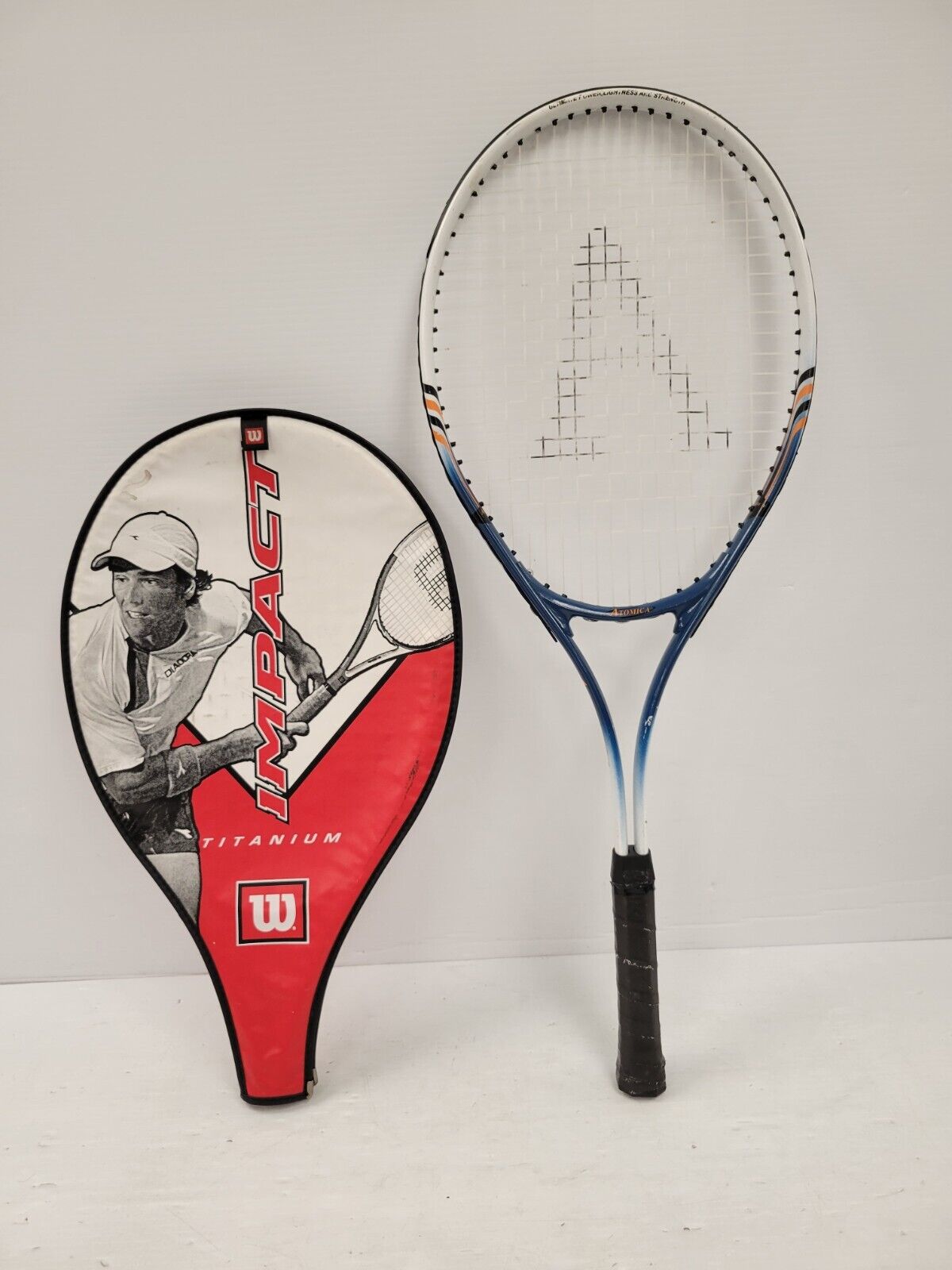 Wilson Atomic Tennis Racket - Lightweight Carbon Fiber Tennis Racquet for Adults & Teens - Perfect for Beginners & Intermediate Players - Great for Court Training & Competitive Matches