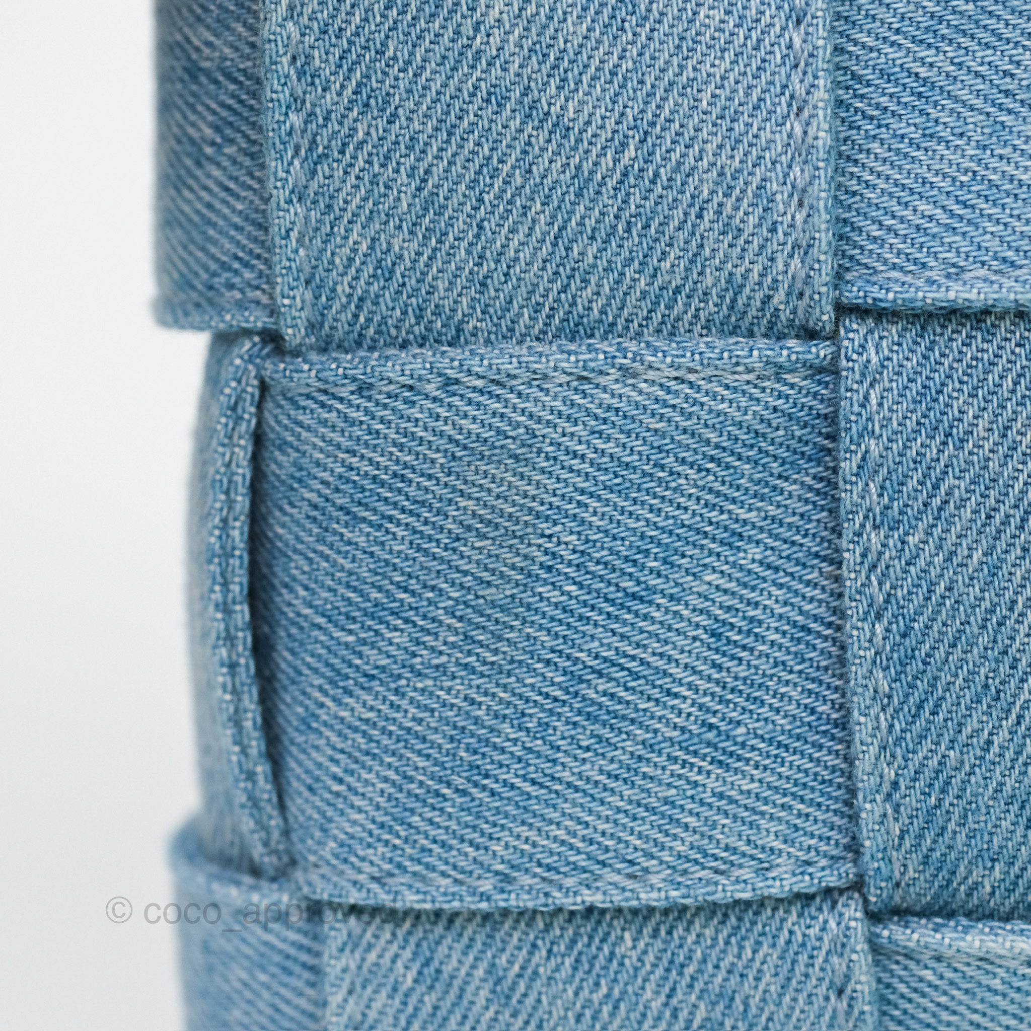 Bottega Veneta Cassette Shoulder Bag in Intrecciato Denim - Stylish Crossbody Purse for Women, Perfect for Everyday Use, Work & Travel