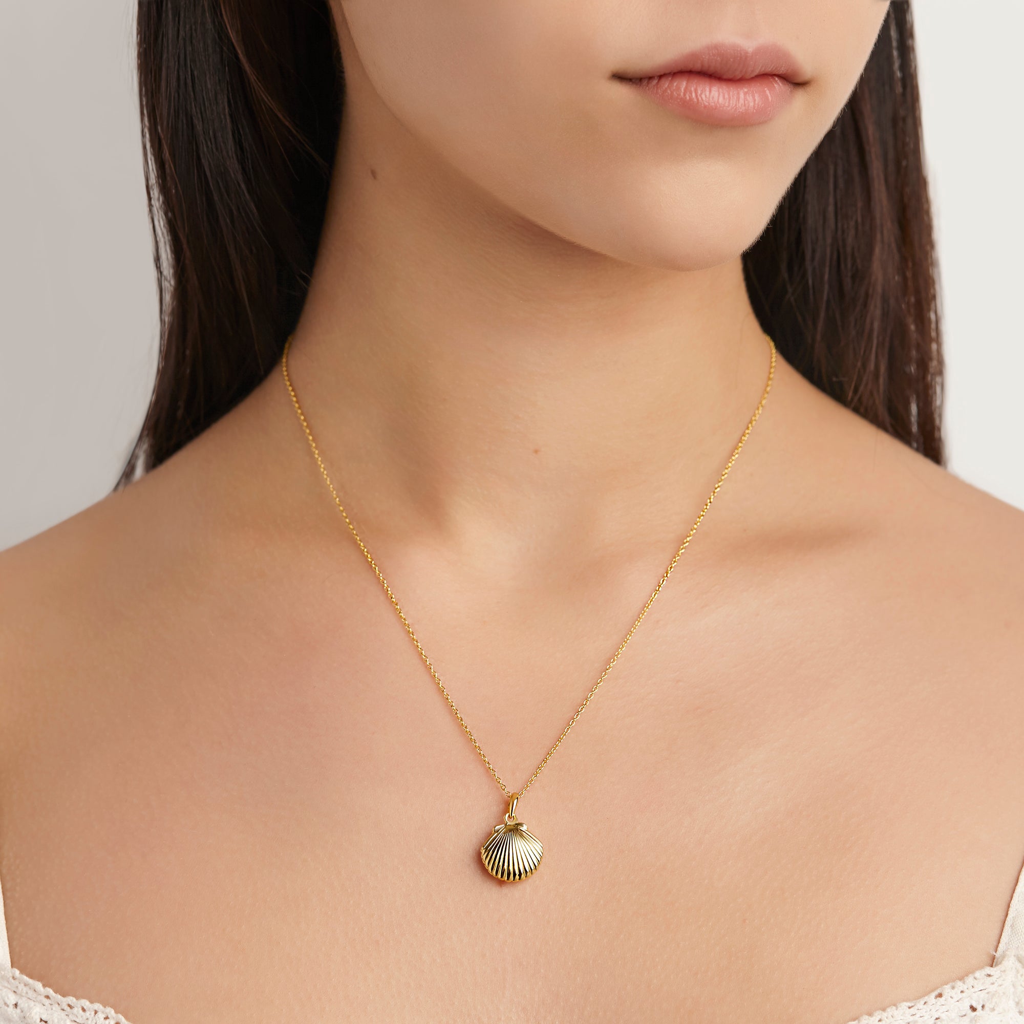 Elegant Gold Seashell Locket Necklace - Perfect for Beach Weddings, Anniversary Gifts & Coastal Fashion Accessories