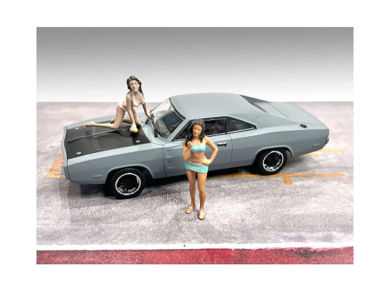 1/43 Scale American Diorama Car Wash Girls Figure Set - Dorothy & Barbara 2-Piece Model for Diecast Vehicle Displays & Diorama Scenes
