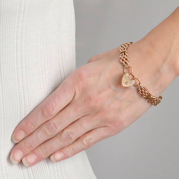 Victorian Style 9kt Gold Gate Link Bracelet with Heart Padlock Clasp - Elegant Jewelry Gift for Women, Perfect for Weddings, Anniversaries & Special Occasions