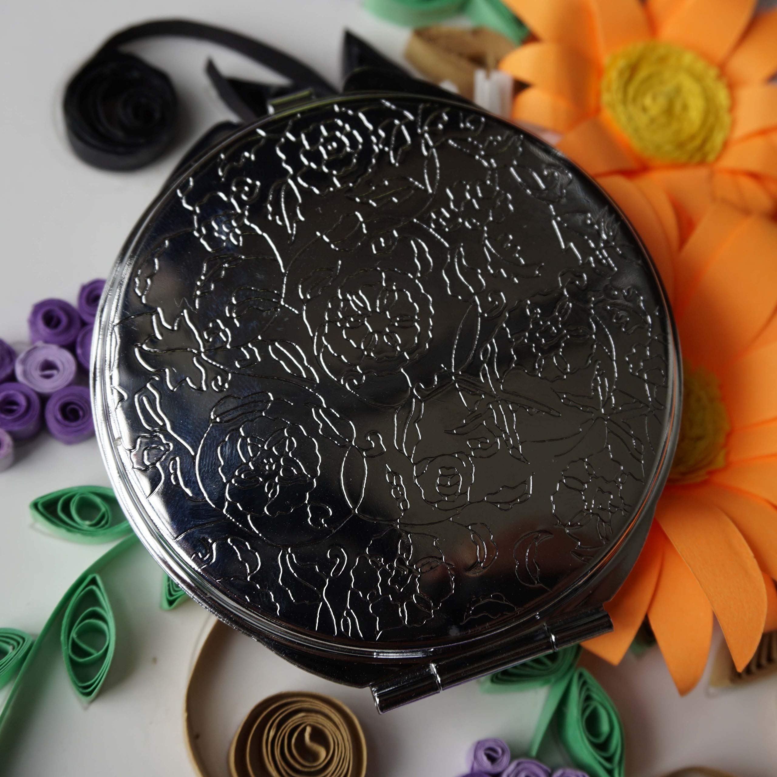 Round Mirror with Wolf Snow Scene - 1X & 2X Magnifying Pocket Mirror for Makeup, Travel, and Gifts | Animal-Themed Compact Mirror for Women & Men