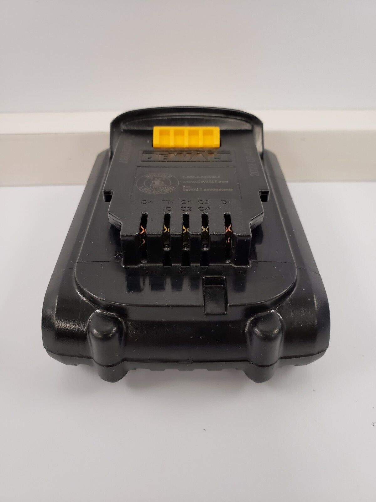 DEWALT DCB201 20V MAX Lithium-Ion Battery Pack (2.0Ah) - Compatible with DEWALT 20V Power Tools - Perfect for Drilling, Fastening & DIY Projects