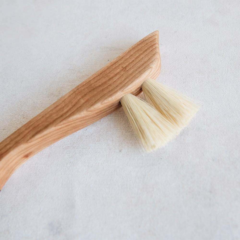 MT0955 Small Wooden Counter Brush - Compact Cleaning Tool for Kitchen, Bathroom & Office Surfaces - Perfect for Dusting and Sweeping Crumbs