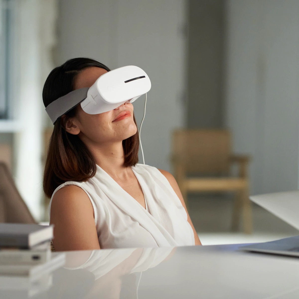 Aurai Vision Plus Hot & Cold Eye Massager with Hydro Wave Technology for Relaxation - Perfect for Stress Relief, Migraine, Dry Eyes & Travel Comfort