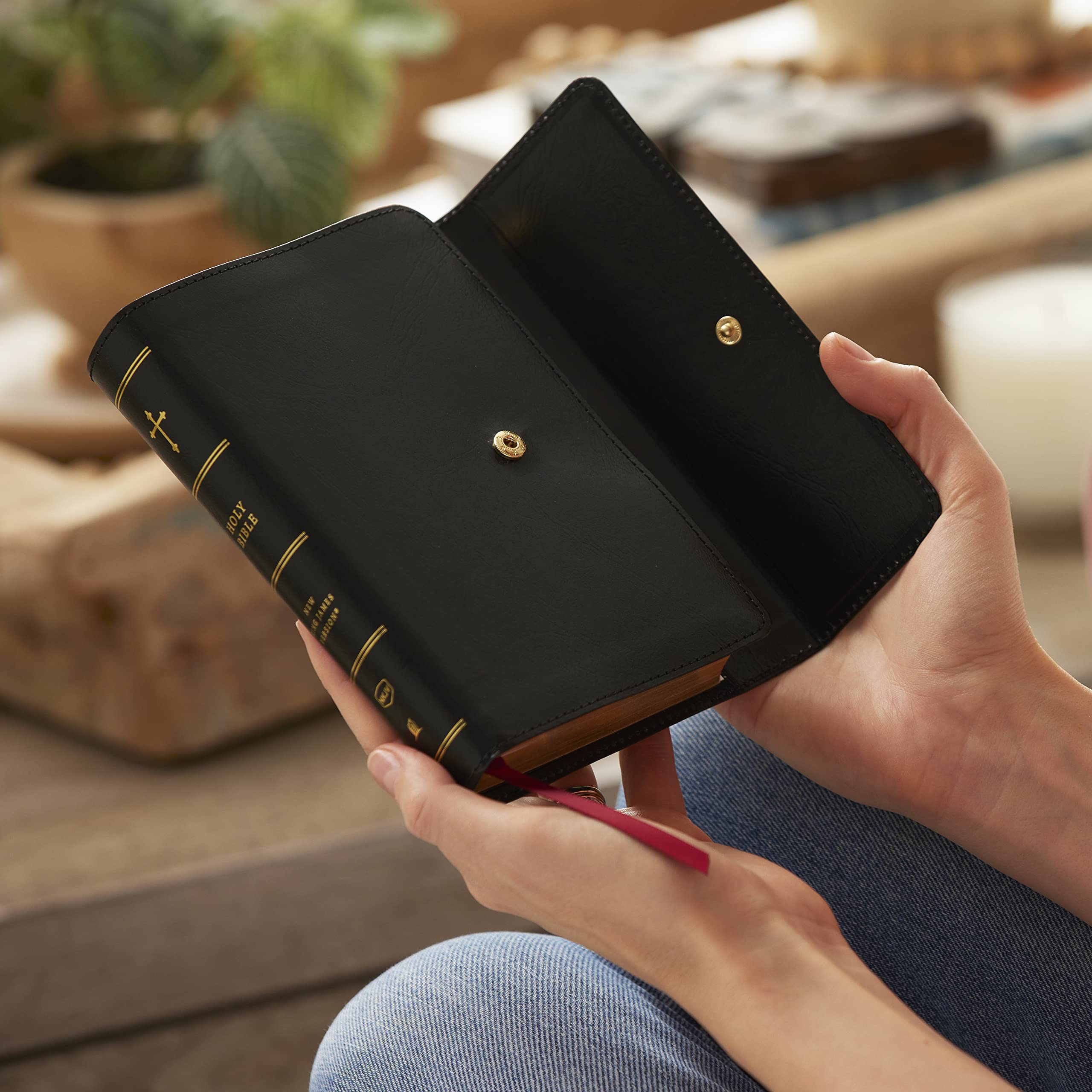 NKJV Compact Bible - Black Leatherflex with Magnetic Flap, Red Letter Text, 43,000 Cross References | Portable Scripture for Travel, Daily Devotion & Gift Giving