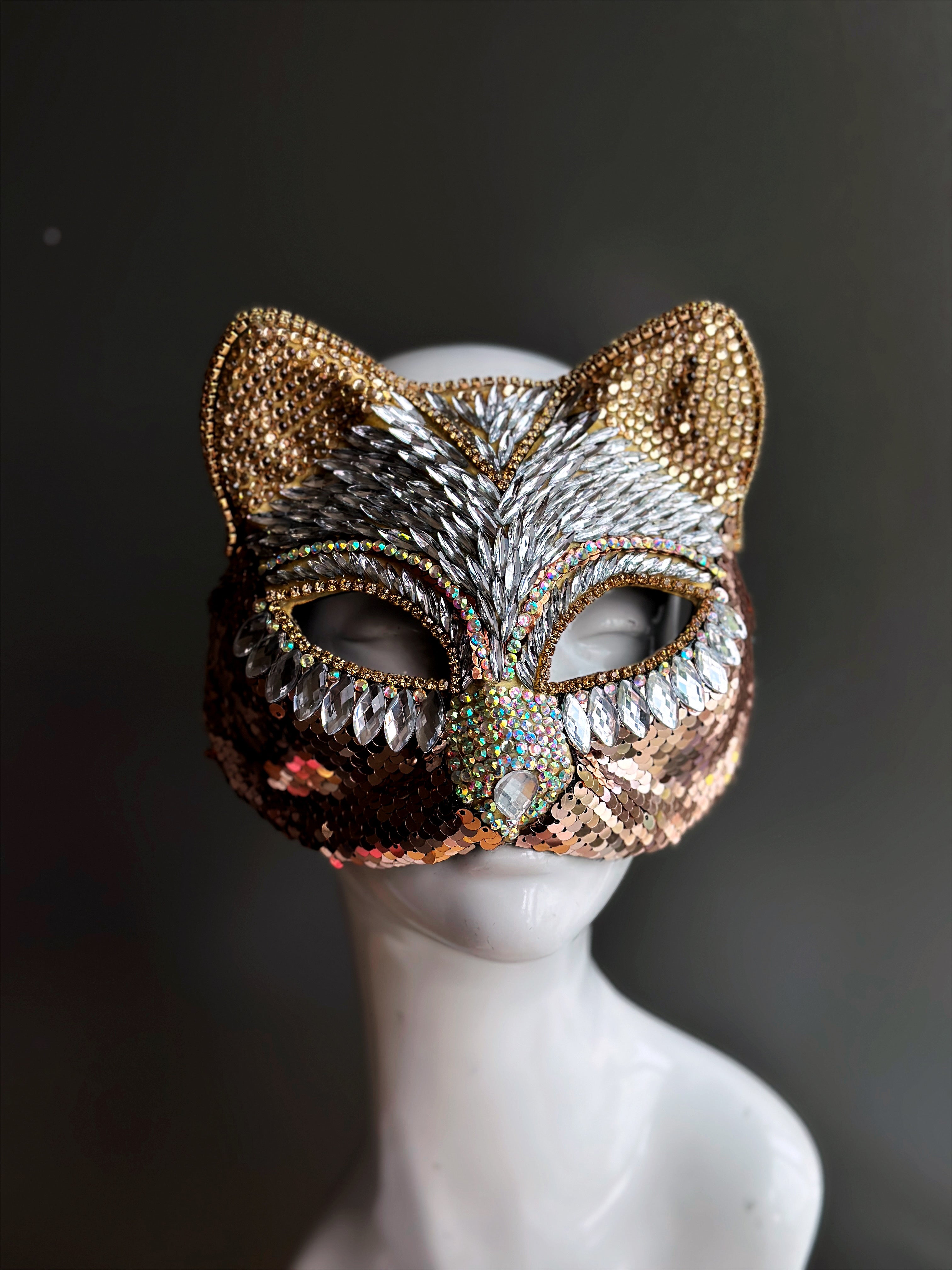 Sparkling Rhinestone Therian Cat Mask - Elegant Gold Cosplay Mask for Halloween, Costume Parties & Anime Conventions - Perfect for Cosplay, LARP & Fantasy Events