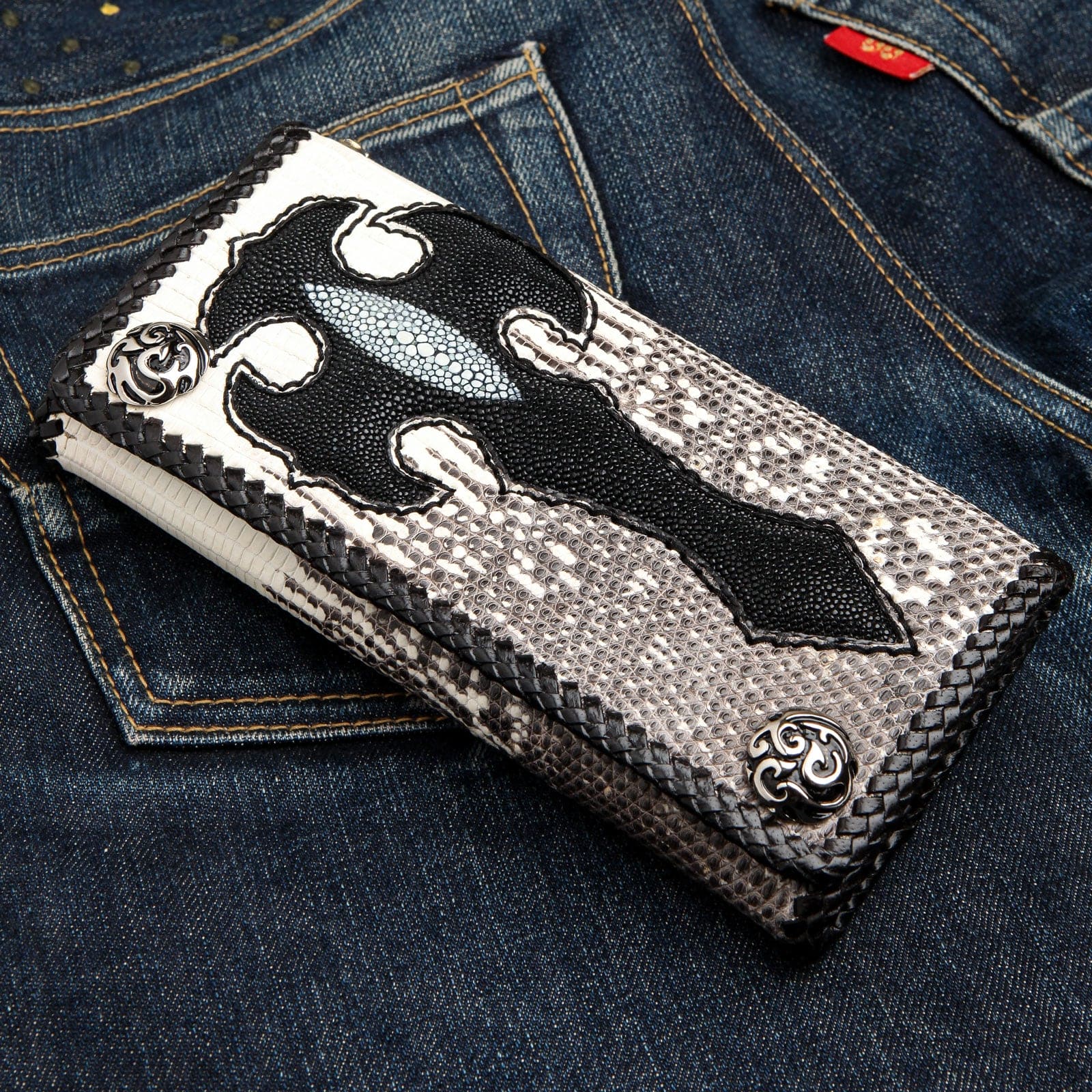 Black Stingray Gray Leather Long Gothic Biker Wallet for Men - Stylish RFID Blocking Chain Wallet for Motorcycle Riders & Bikers - Perfect for Everyday Use, Travel & Night Out