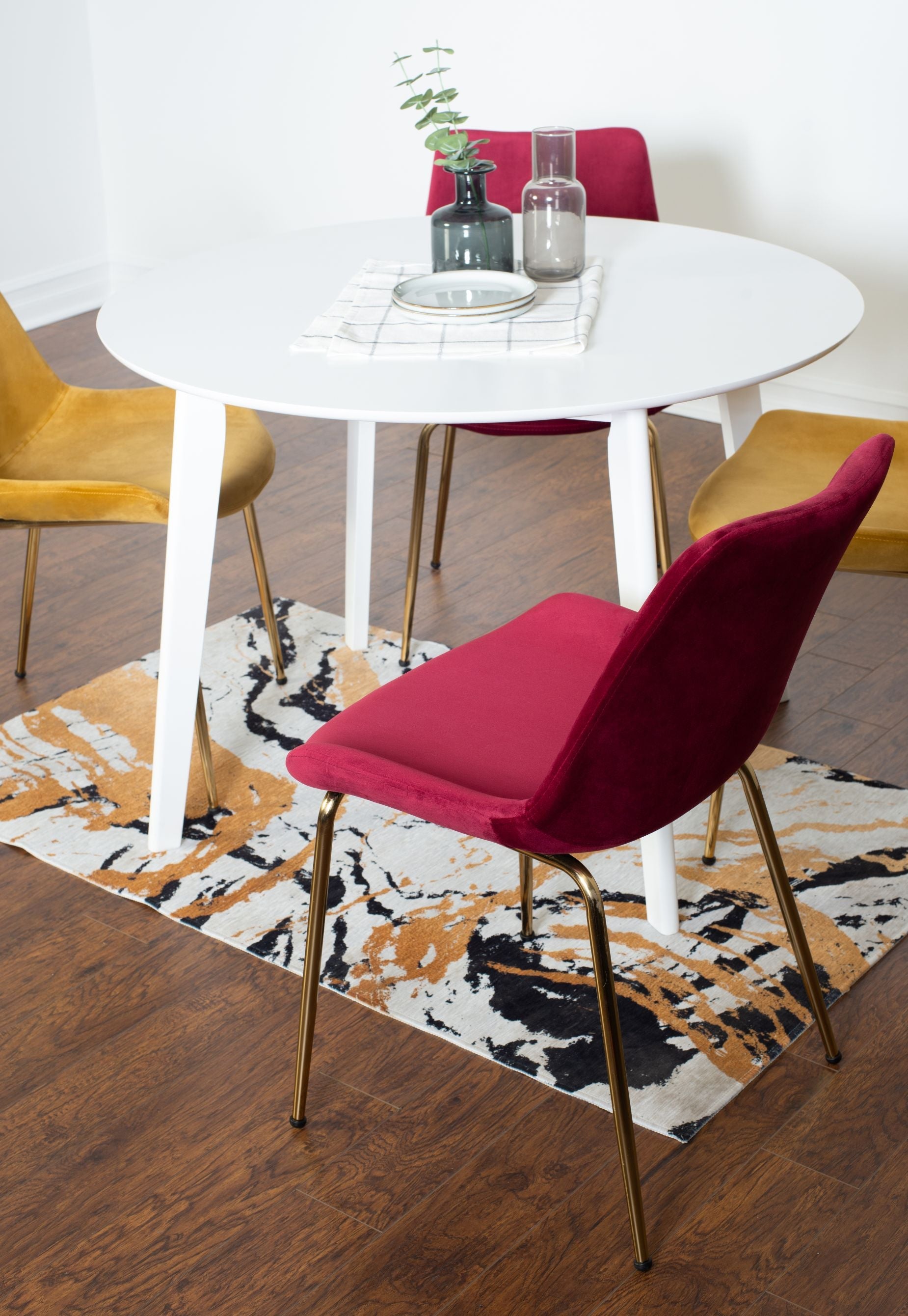 Roundhill Furniture Aufurr Contemporary 5-Piece White Round Dining Table Set with 4 Chairs - Perfect for Small Spaces, Breakfast Nooks & Modern Kitchens