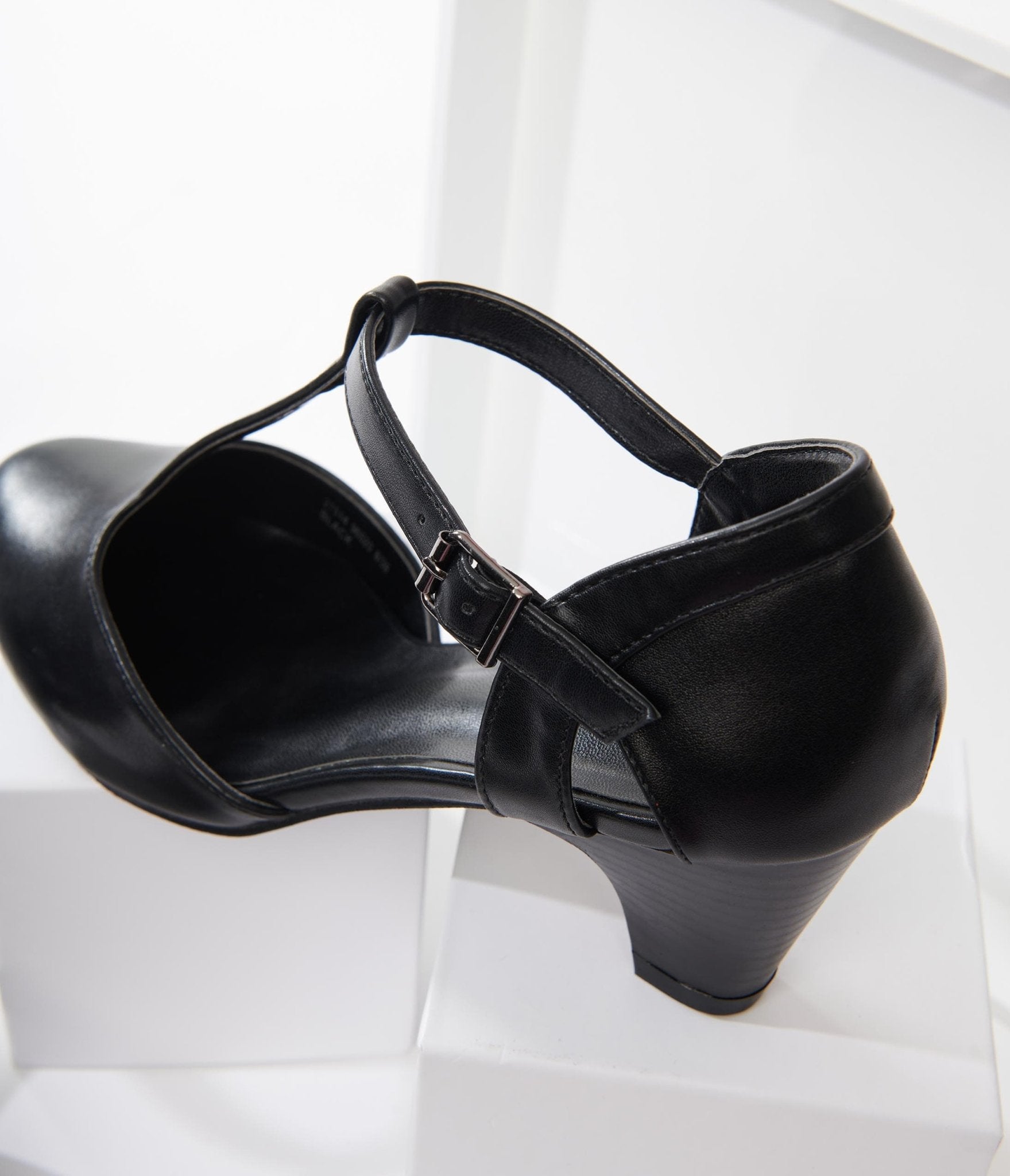 Vintage 1920s Style Black Leatherette T-Strap Closed Toe Pumps - Retro Flapper Shoes for Roaring 20s Party, Gatsby Theme Wedding, Swing Dance & Costume Events