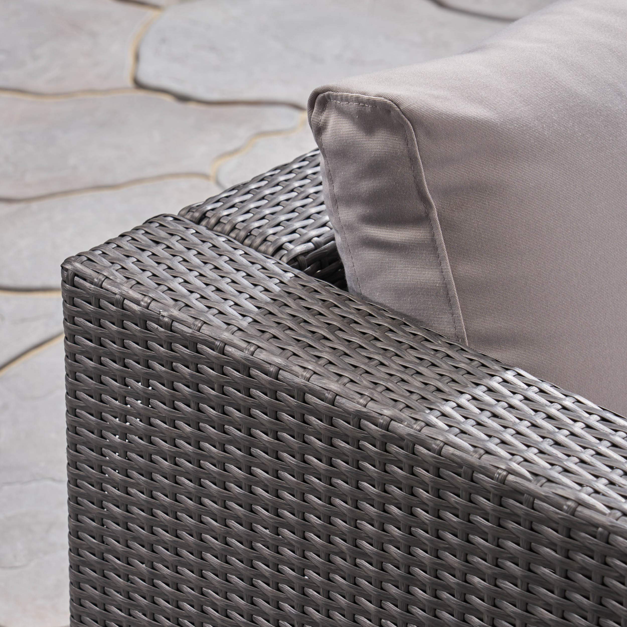 Outdoor 7-Seater Wicker Sectional Sofa with Aluminum Frame - Gray & Silver - Weather-Resistant Patio Furniture for Garden, Poolside & Backyard Relaxation
