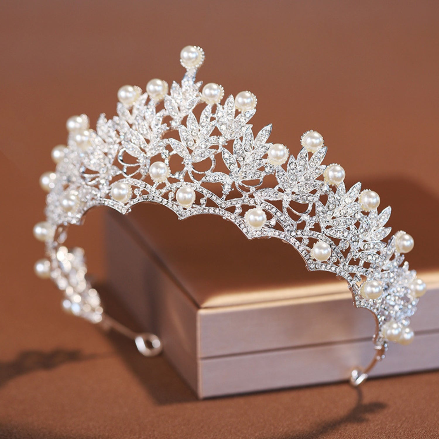 Elegant Crystal Pearl Wedding Tiara for Bride - Queen Crown Headpiece for Women, Princess Pageant Prom Birthday Accessory - Perfect for Weddings, Proms, Pageants and Special Occasions