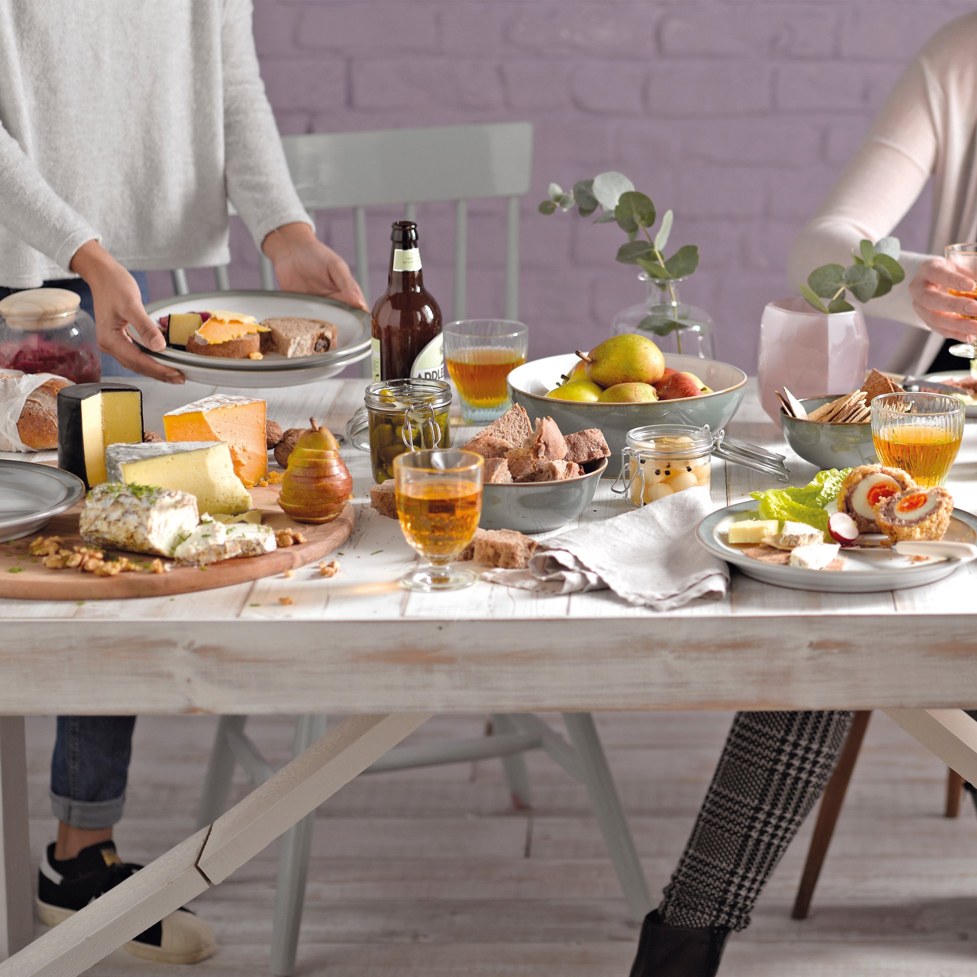 Denby Regency Green 16-Piece Ceramic Dinnerware Set - 4 Dinner Plates, 4 Salad Plates, 4 Cereal Bowls & 4 Mugs - Dishwasher & Microwave Safe Tableware - Perfect for Family Dinners, Parties & Everyday Use