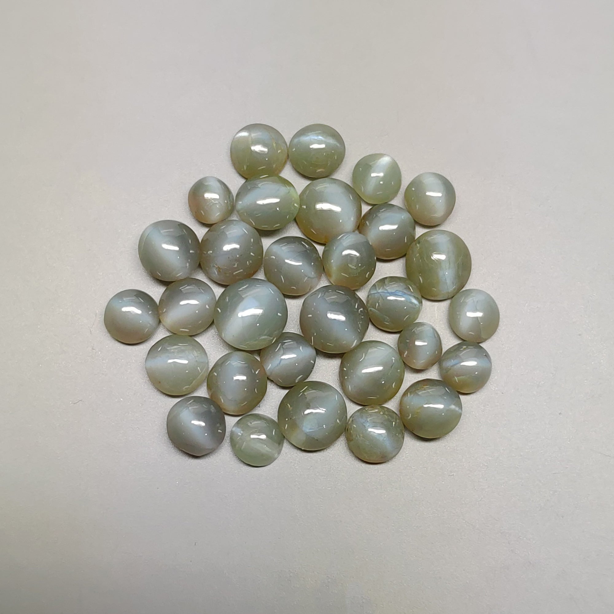 Natural Untreated Chrysoberyl Cat's Eye Gemstone Cabochon - 15.65cts, Round Shape (3.5mm-5.5mm), 30pcs Set for Jewelry Making, Healing Crystals & Collectibles