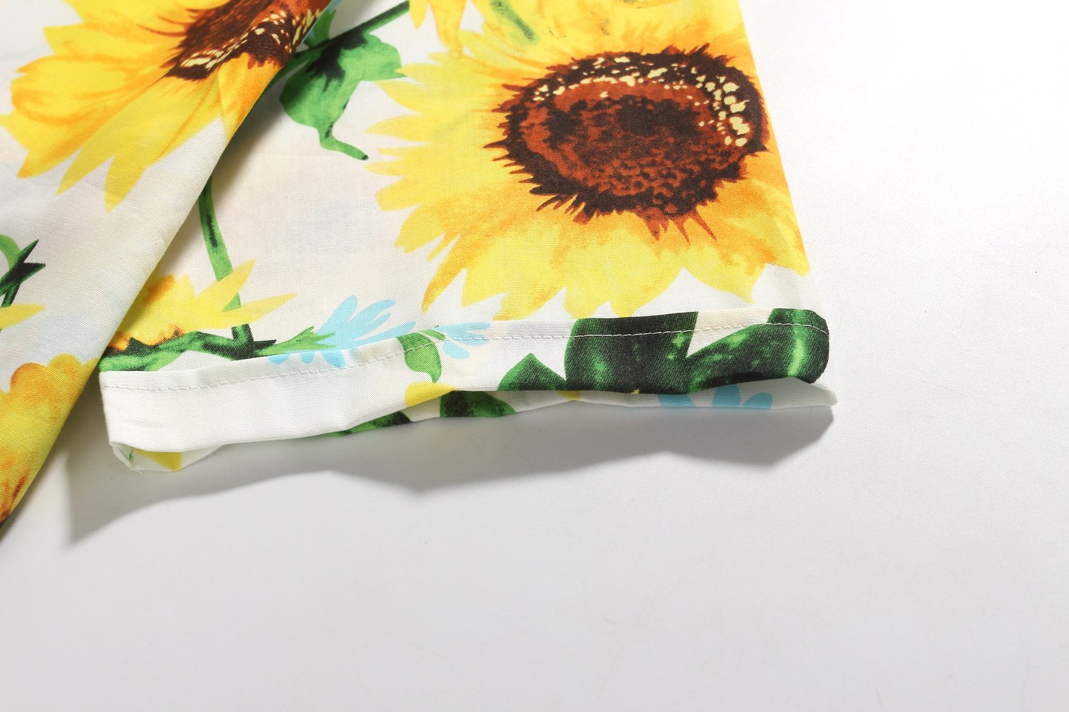 **Men's Hawaiian Shirt - Tropical Floral Short Sleeve Button Down Shirt for Beach, Summer & Casual Wear**