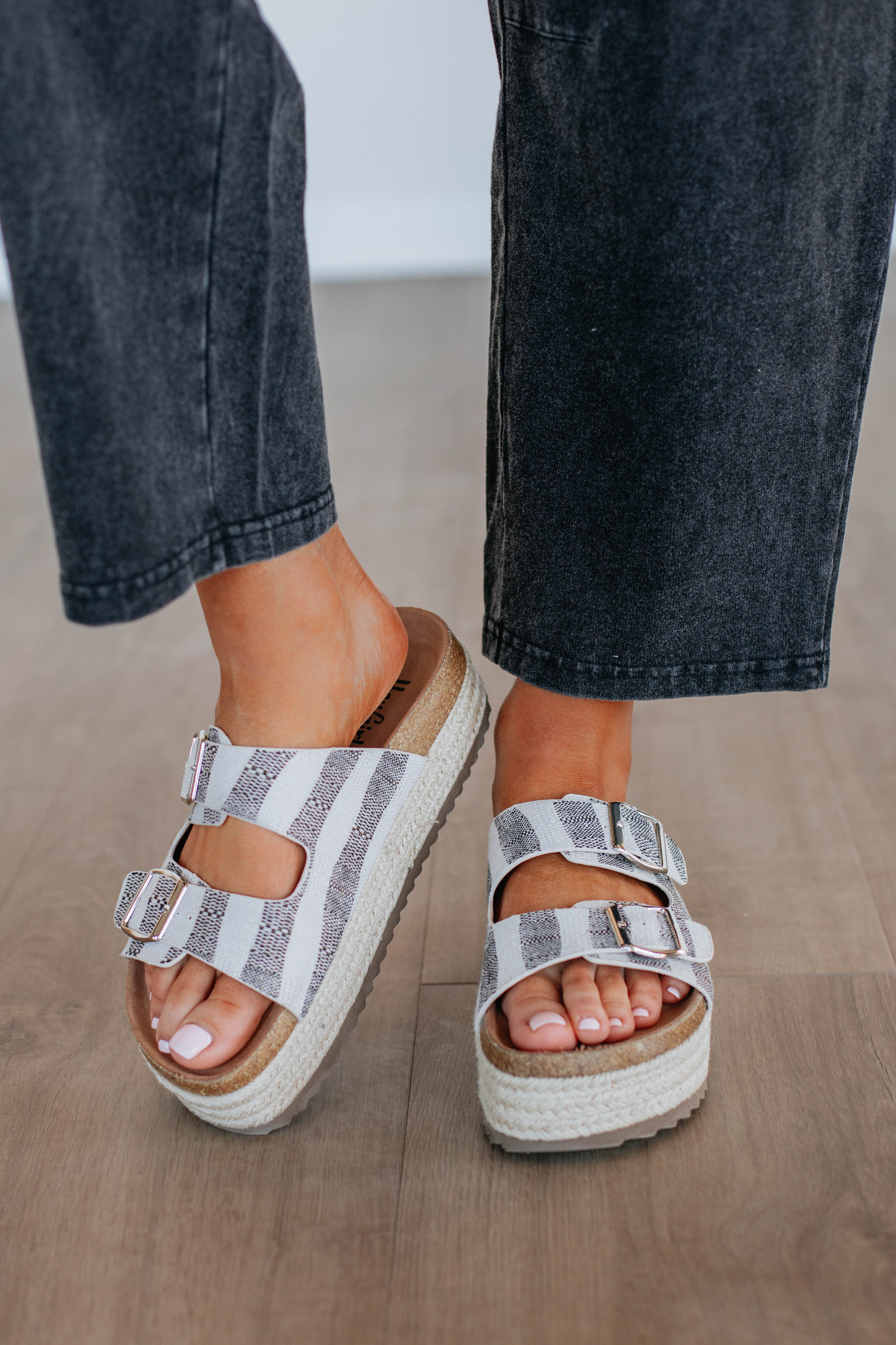 Effortless Edge Sandals - Women's Comfortable Slide Sandals for Summer | Casual Beach Walking, Vacation Outfits, Poolside Lounging