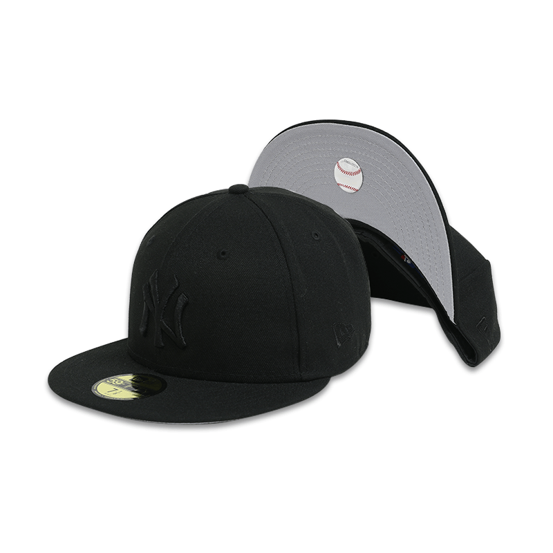 New Era New York Yankees Blackout Basic 59FIFTY Fitted Hat - Official MLB Baseball Cap for Men & Women - Perfect for Games, Streetwear & Sports Fans