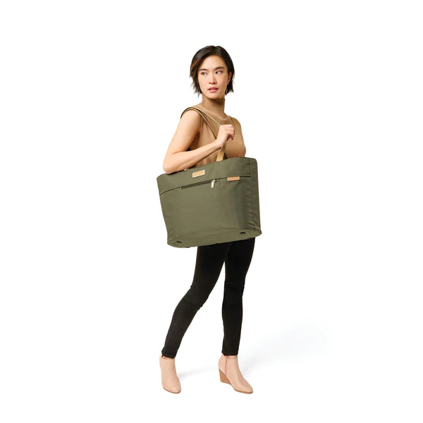 Baseline TRAVELER TOTE - Premium Waterproof Travel Bag for Women & Men, Lightweight Carry-On Duffel with Adjustable Shoulder Strap - Perfect for Gym, Beach, Weekend Getaways & Airplane Travel