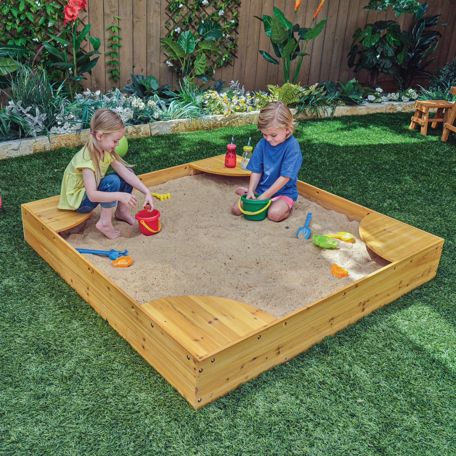 KidKraft Wooden Backyard Sandbox with Built-in Corner Seating & Mesh Cover - Outdoor Playhouse for Kids Ages 2-8, Natural Honey Finish - Perfect for Backyard Play, Sandcastle Building & Outdoor Fun