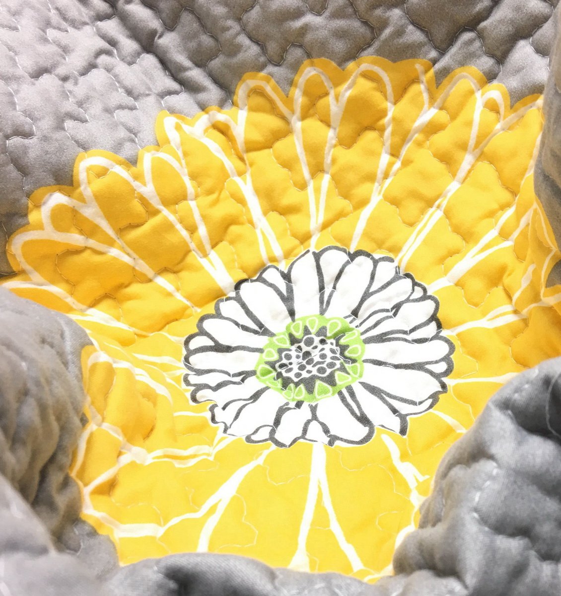 Hypoallergenic Polyester Microfiber 3-Piece Quilt Set - Full/Queen Size Gray with White & Yellow Sunflower Design | Soft Bedroom Bedding for Cozy Sleep & Home Decor