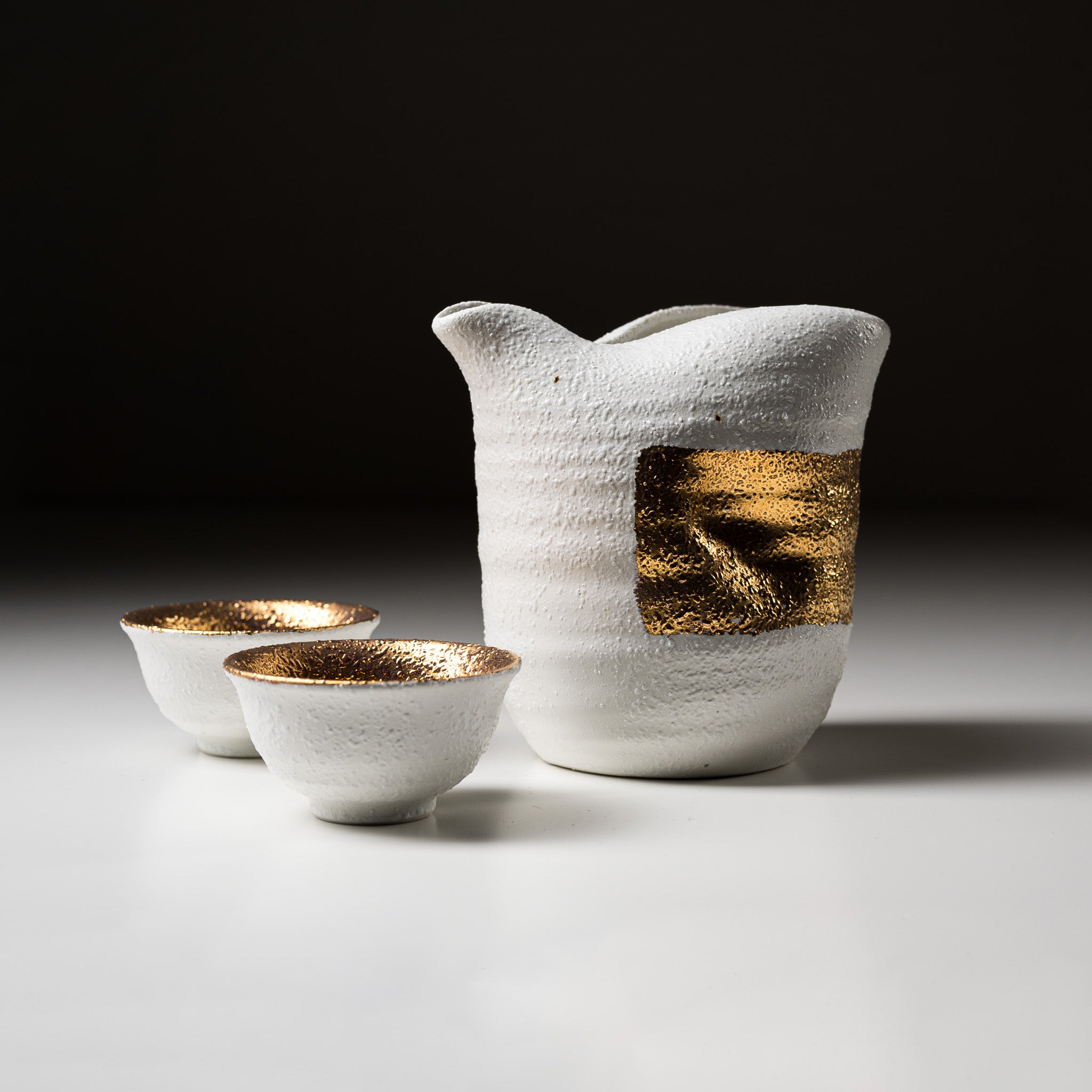Premium Mino Ware Pottery Sake Set - Handcrafted White Gold Twisting Japanese Ceramic Sake Cups & Decanter - Traditional Japanese Drinking Vessels for Sake Tasting, Dinner Parties & Gift Giving