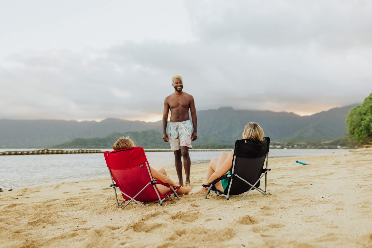 PICNIC TIME NCAA Tranquility Beach Chair with Carry Bag - Portable Low Profile Beach Chair for Adults - Lightweight Folding Lawn Chair for Outdoor Relaxation, Camping, Picnics & Beach Trips